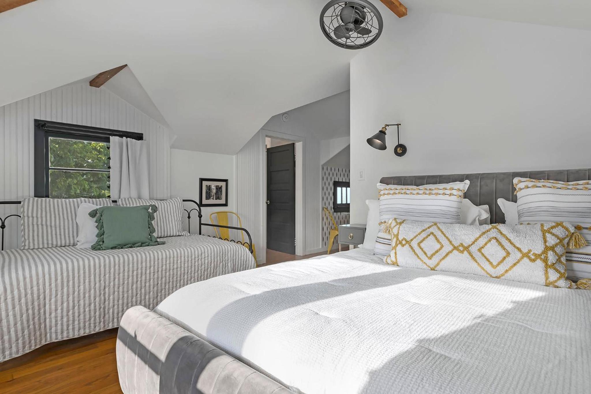 Stonewall Bungalow 4 - Sleeps 3 view 3