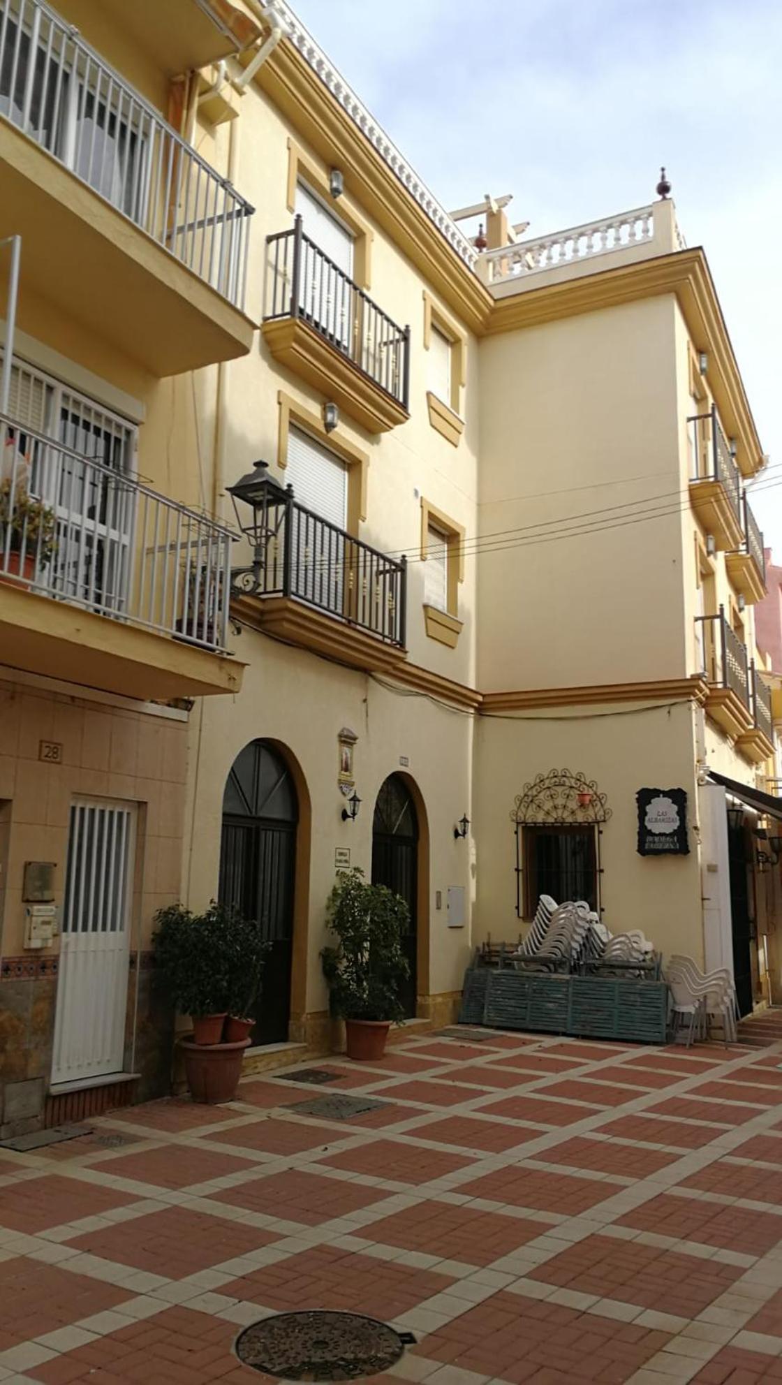 Edificio María Piña La Carihuela Calle los Perros