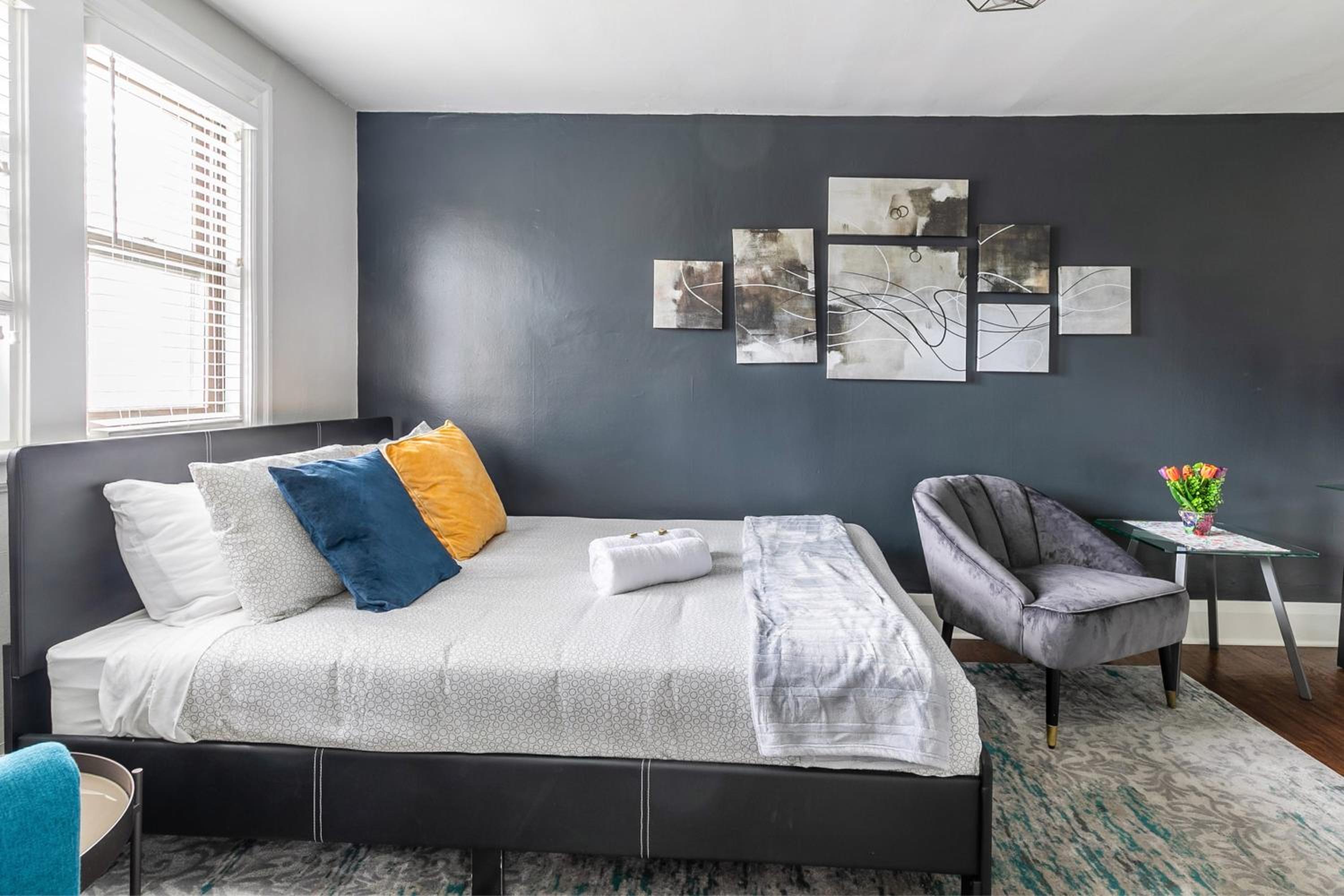 Newly Renovated Modern Studio on James St South