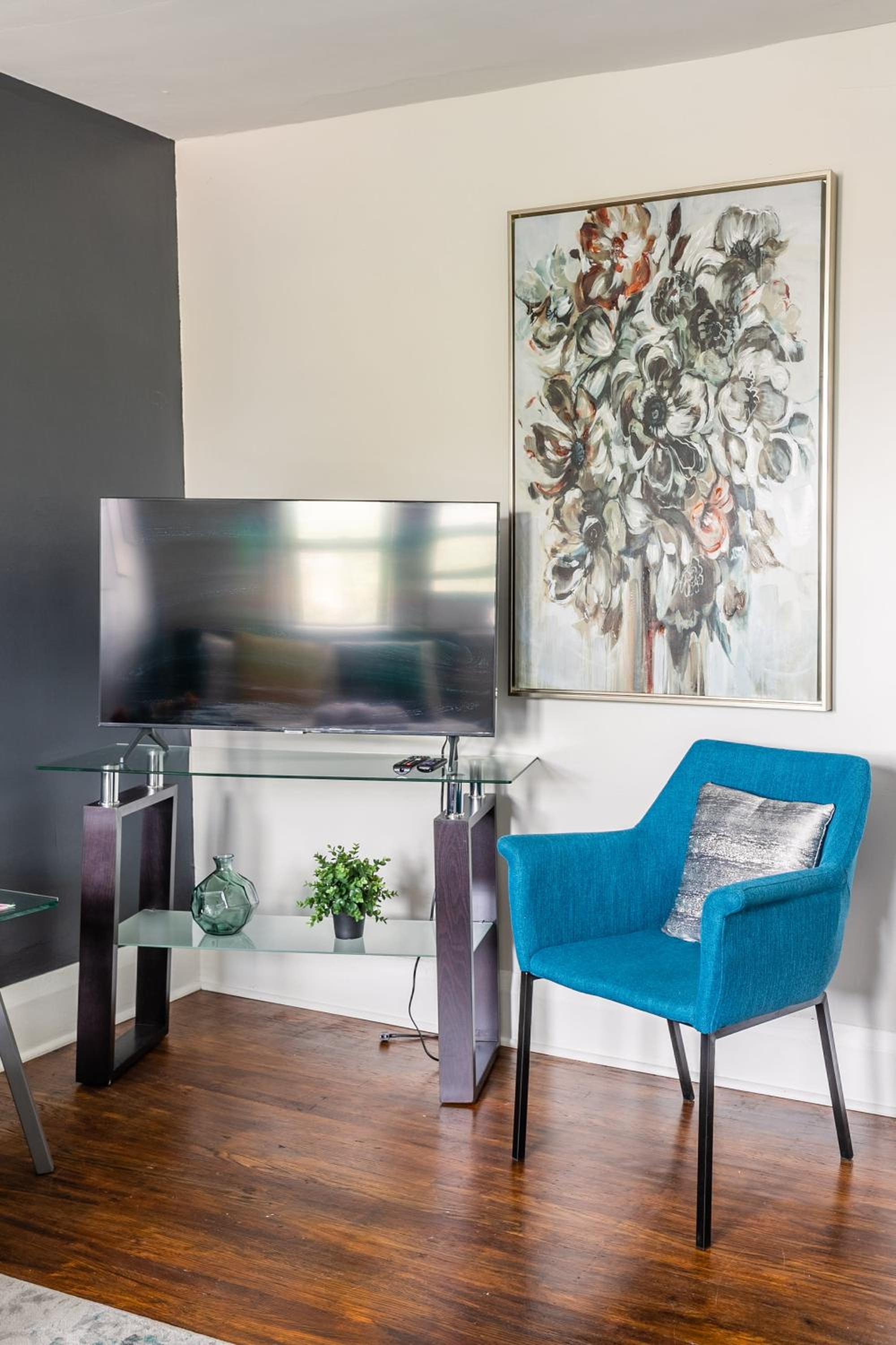 Newly Renovated Modern Studio on James St South