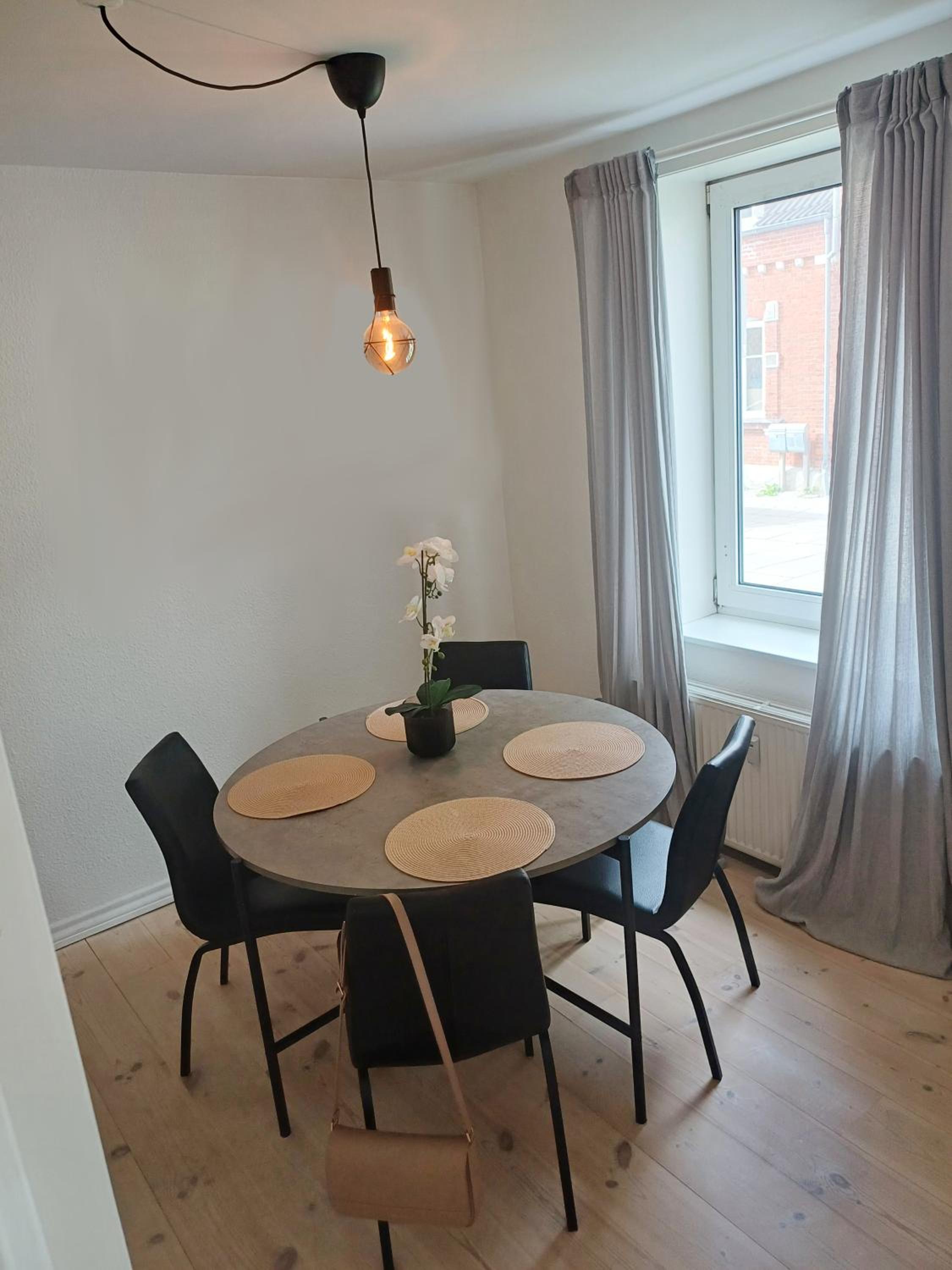 Apartment In The City With Free Parking