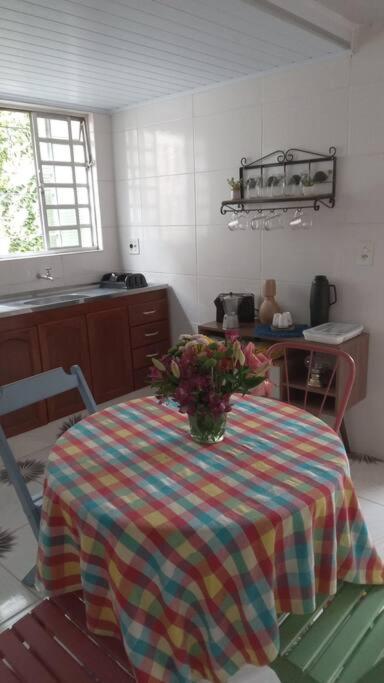 Casa perto da Dutra, com jardim
