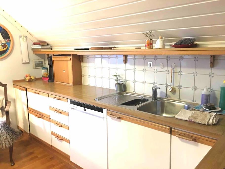 Familievennlig med hage og fjordutsikt