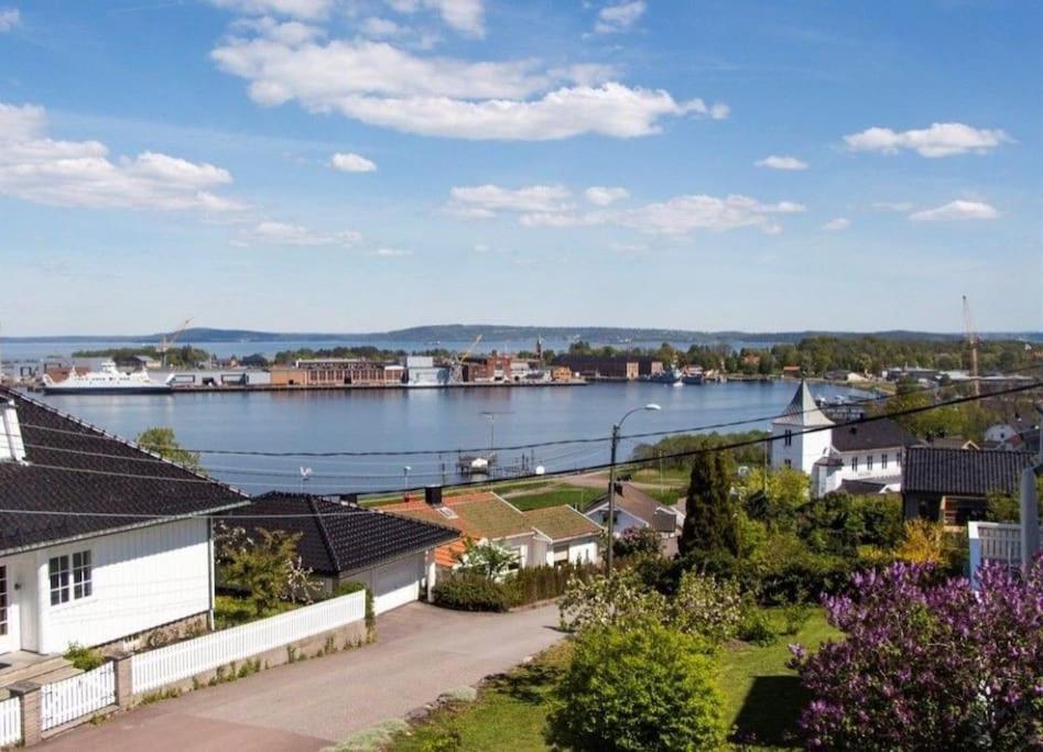 Familievennlig med hage og fjordutsikt