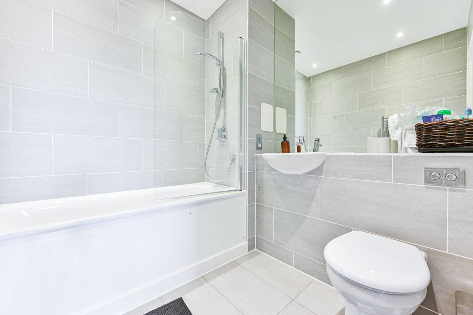 2 Bed Apartment only 15 mins from Central London photo 2