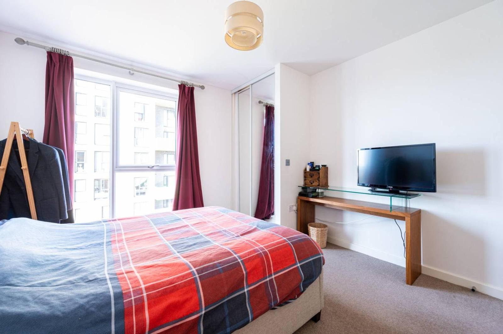 2 Bed Apartment only 15 mins from Central London photo 5