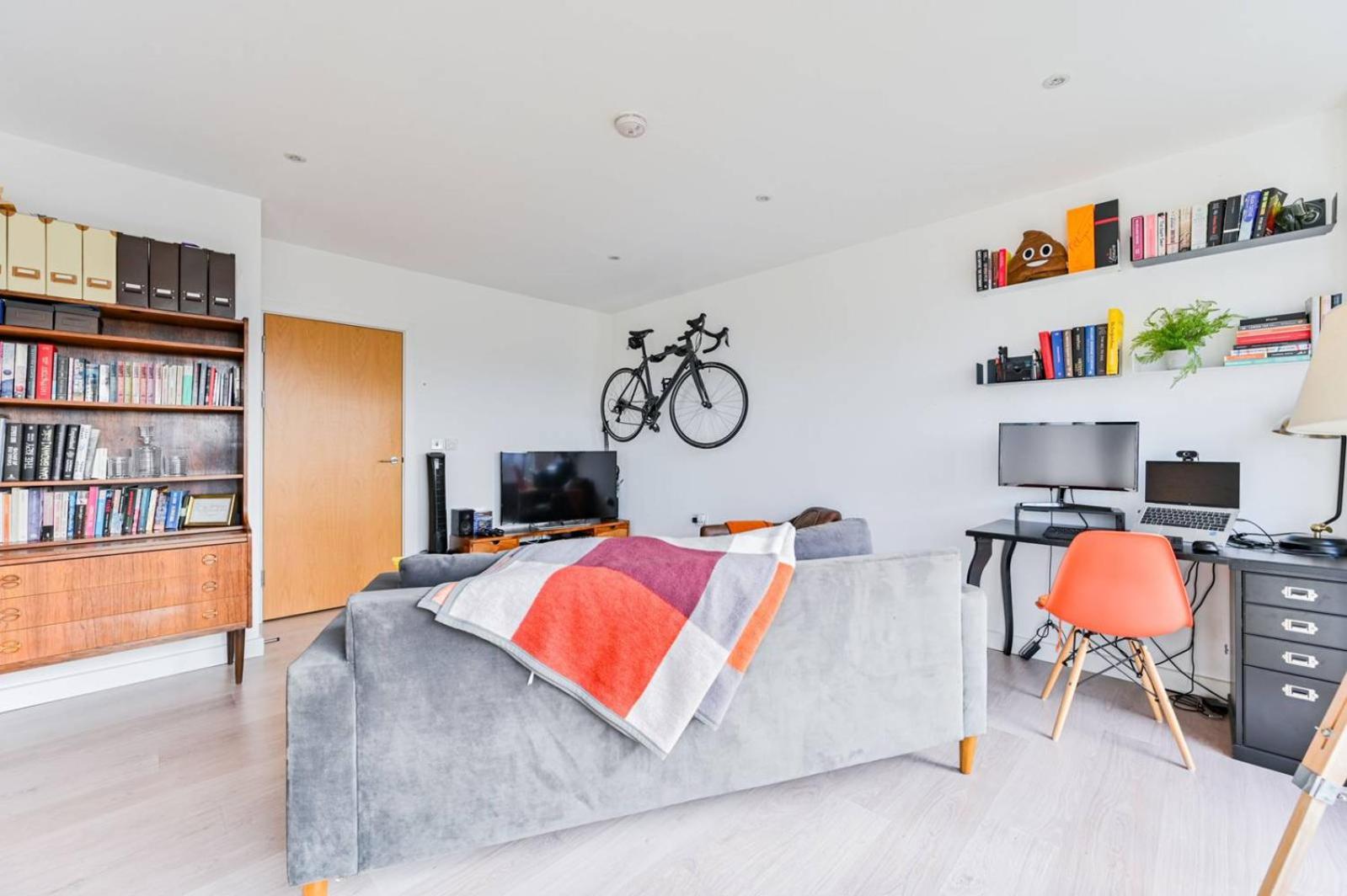 2 Bed Apartment only 15 mins from Central London photo 3