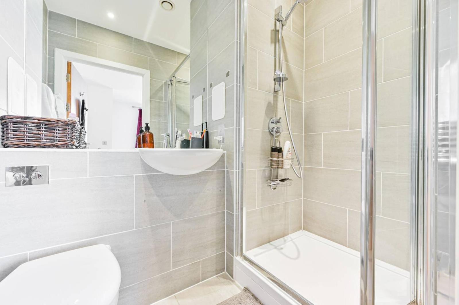 2 Bed Apartment only 15 mins from Central London photo 4