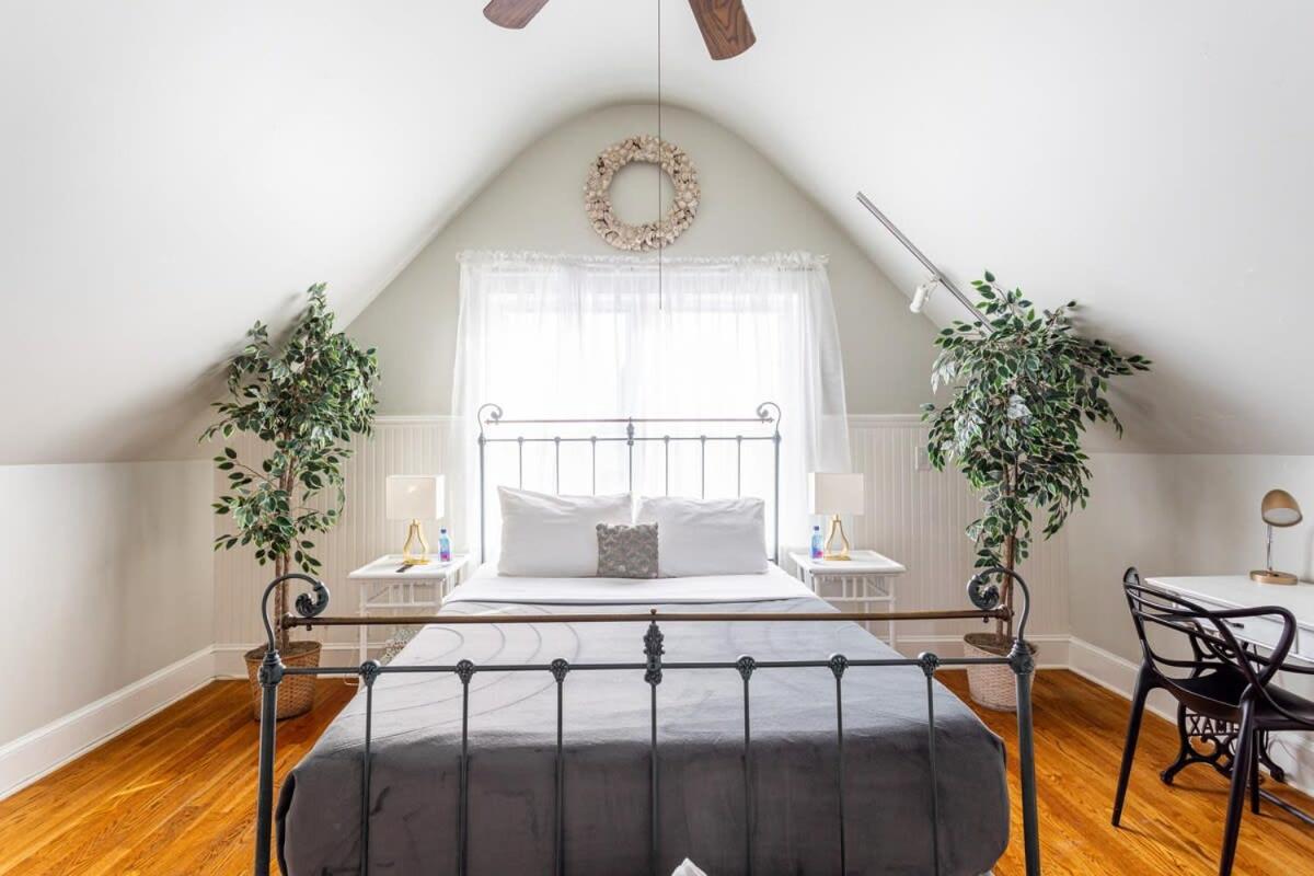 Newly Renovated 5BR 2BA Haven with Amenities view 4