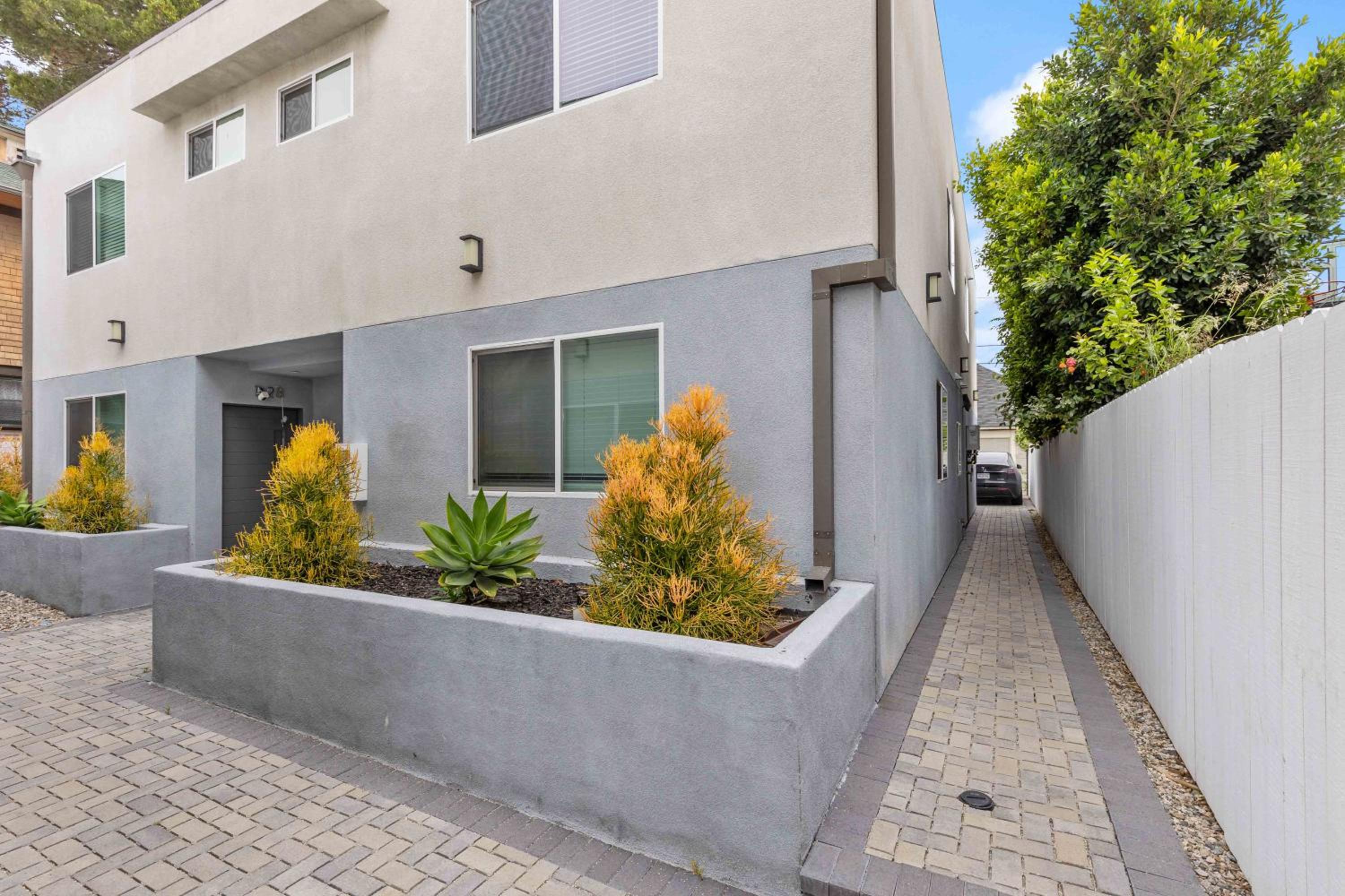 Modern City Comfort 4BR Apt in Prime Location