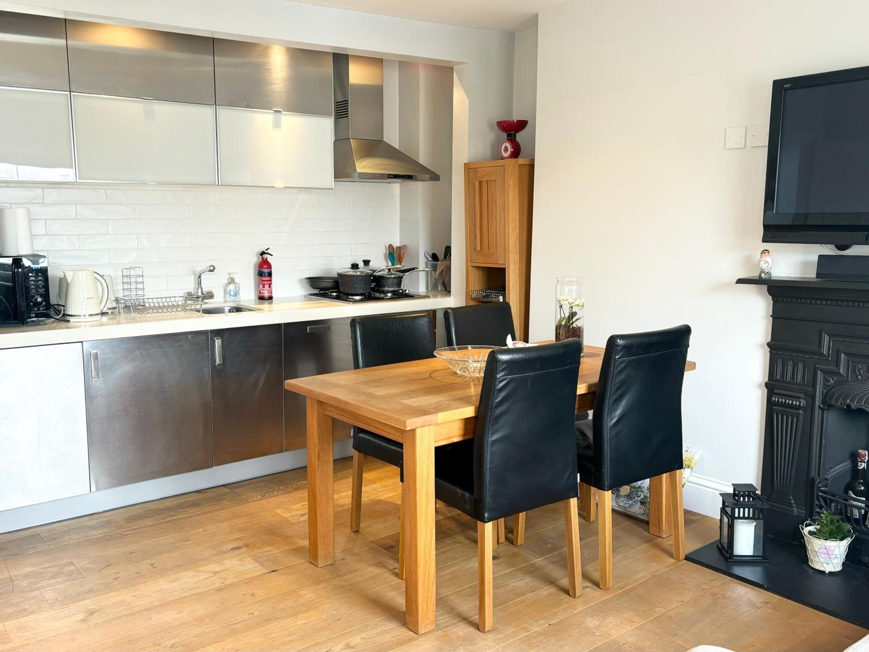 Victorian modern two bedrooms flat in West Kensington with London skyline view