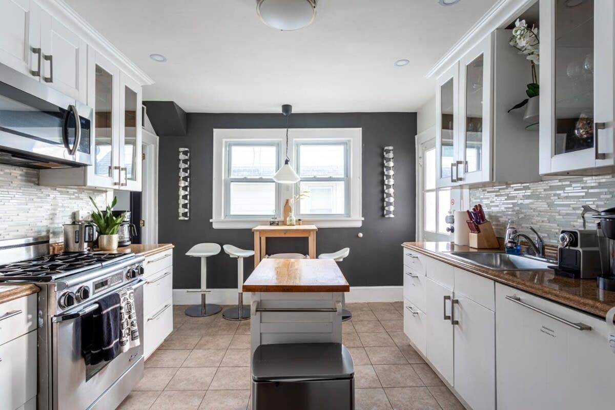 Modern 3BR Apartment Downtown HarborPt I-95 Train view 4