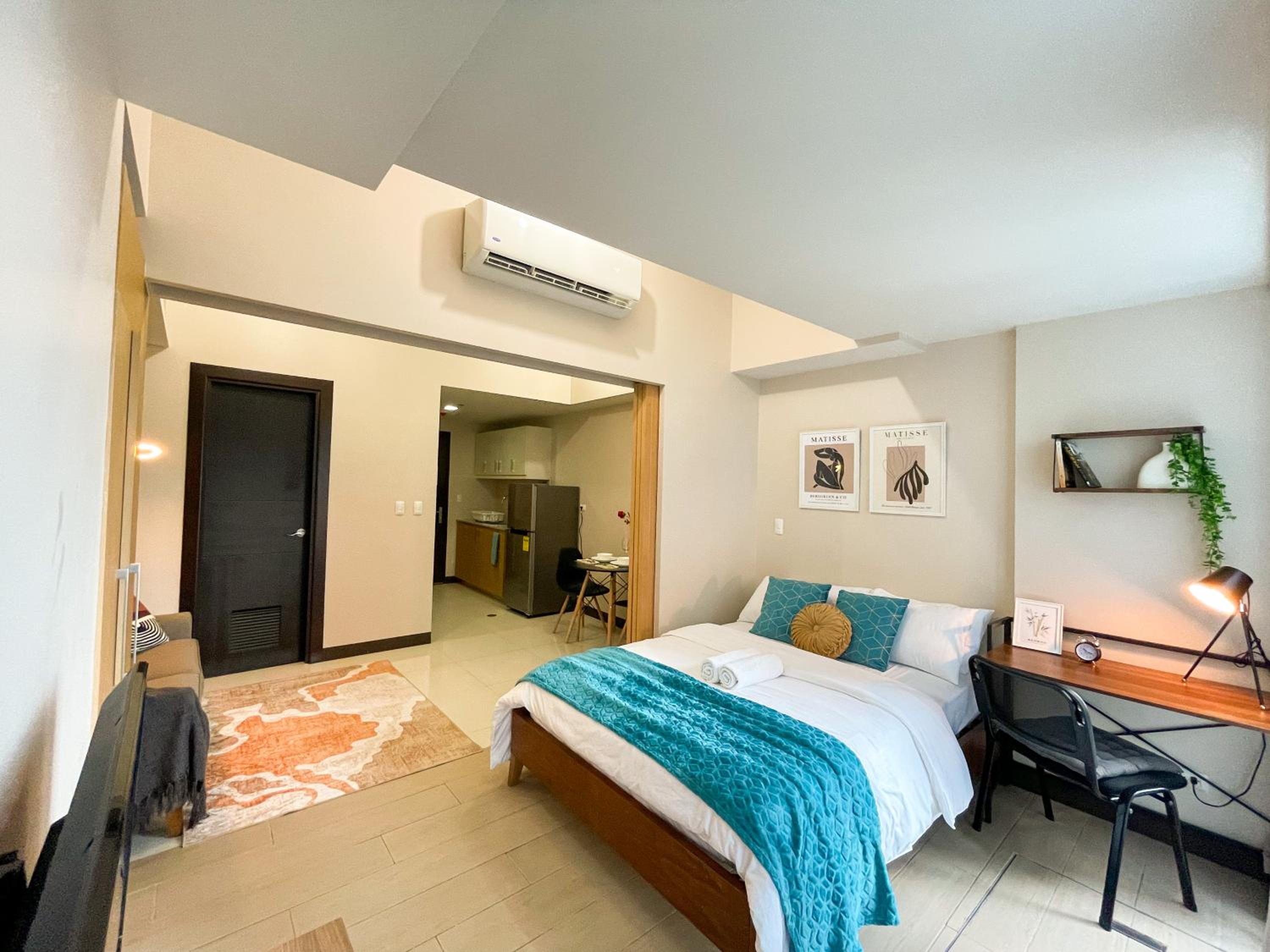 BGC Condo Facing Mitsukoshi Mall #upt122g view 3