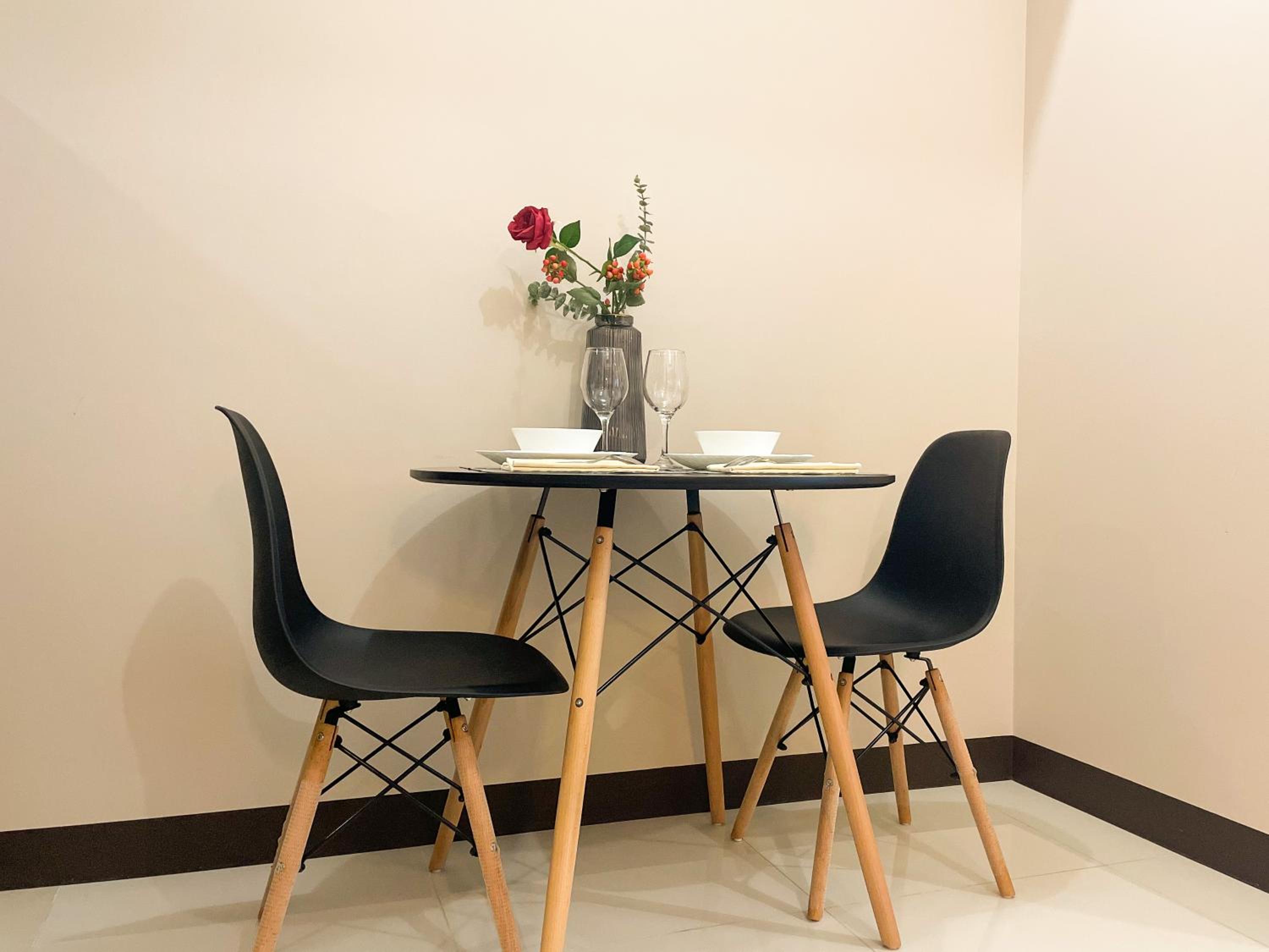 BGC Condo Facing Mitsukoshi Mall #upt122g view 4