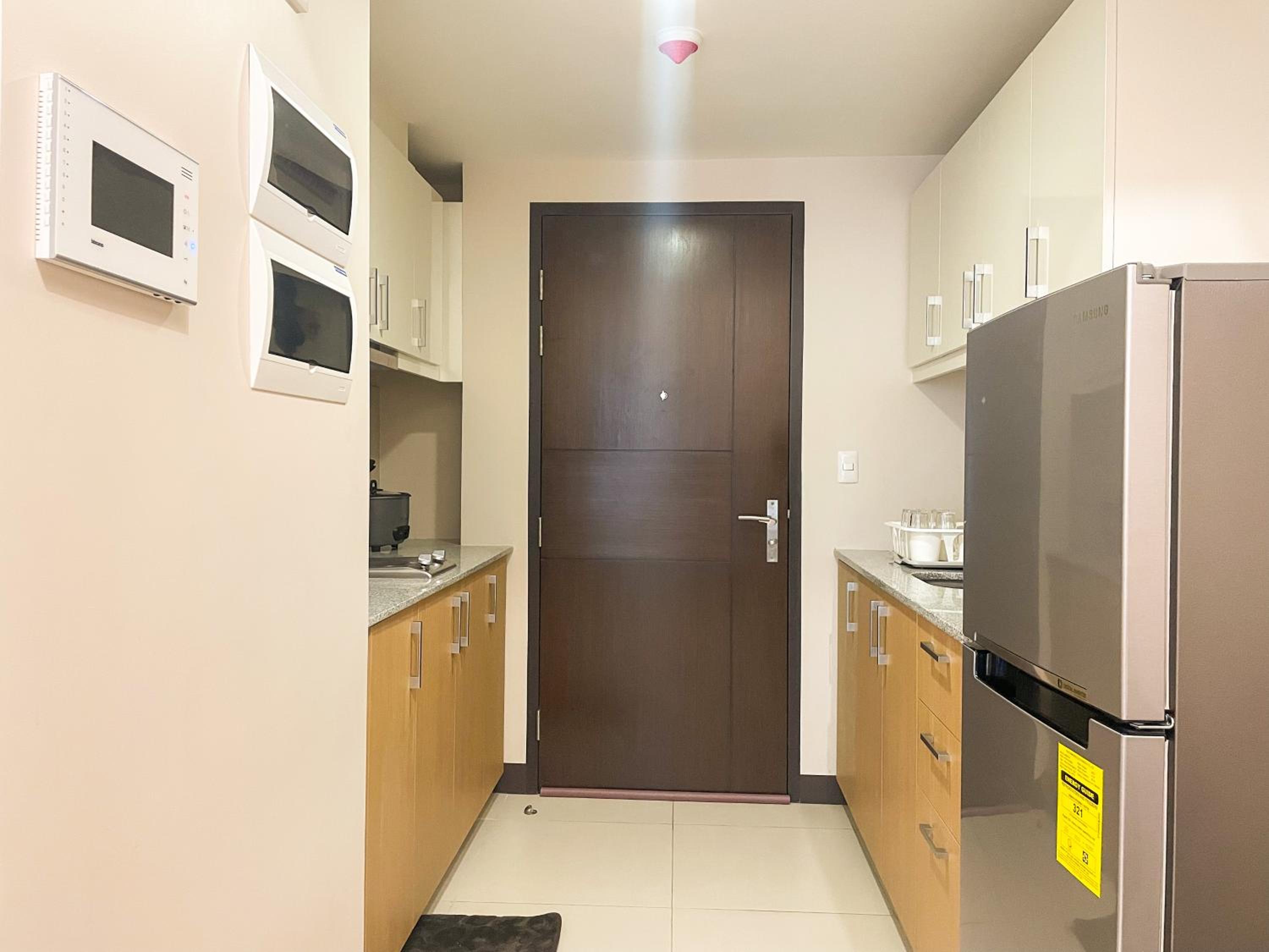 BGC Condo Facing Mitsukoshi Mall #upt122g view 5