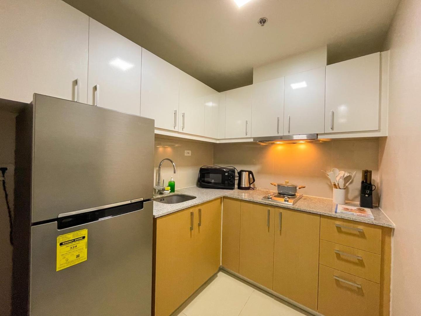 Chic BGC Condo Near Uptown Parade #upt124r view 3
