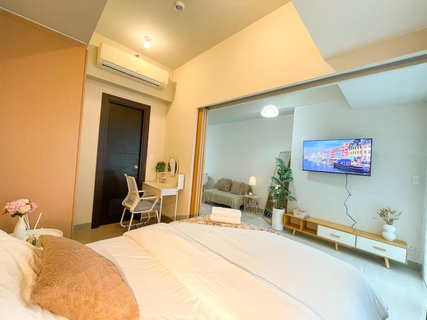 Elegant BGC Condo Across Mitsukoshi Mall #upt27p view 2