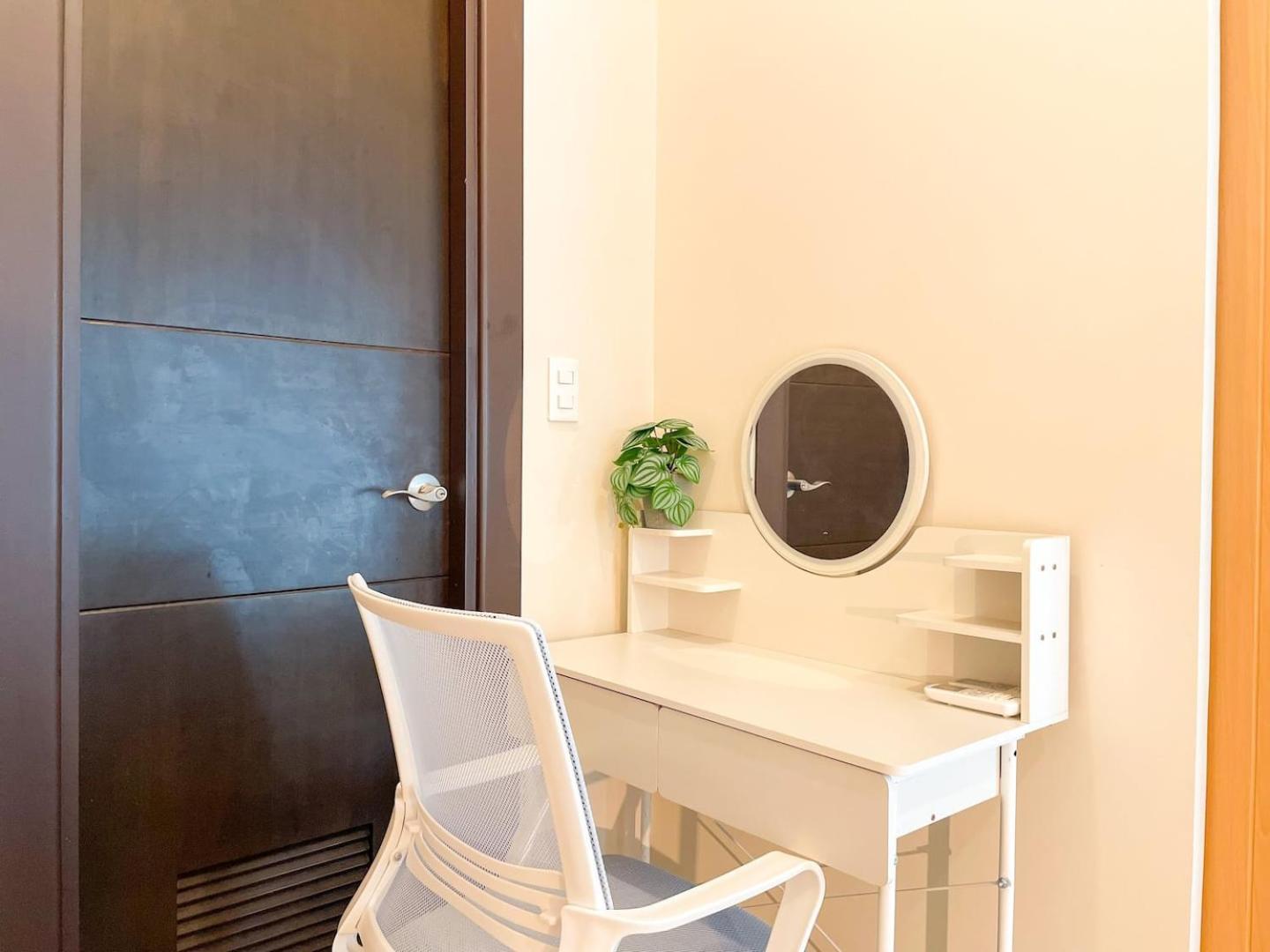 Elegant BGC Condo Across Mitsukoshi Mall #upt27p view 4