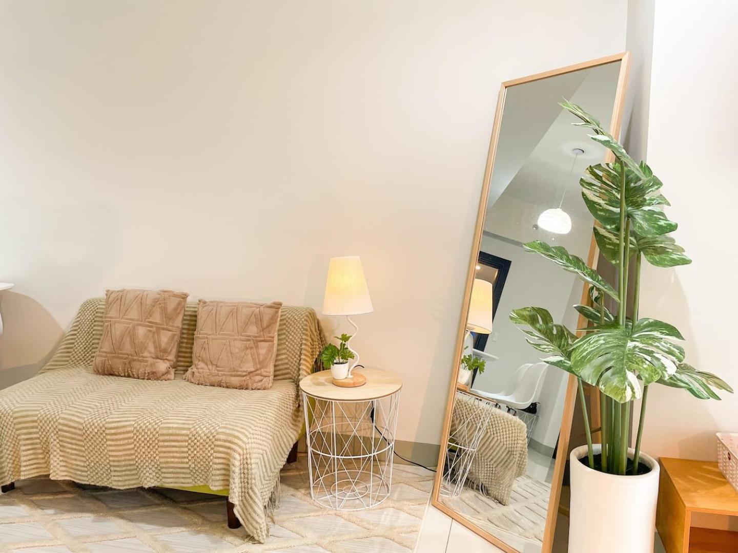 Elegant BGC Condo Across Mitsukoshi Mall #upt27p view 5