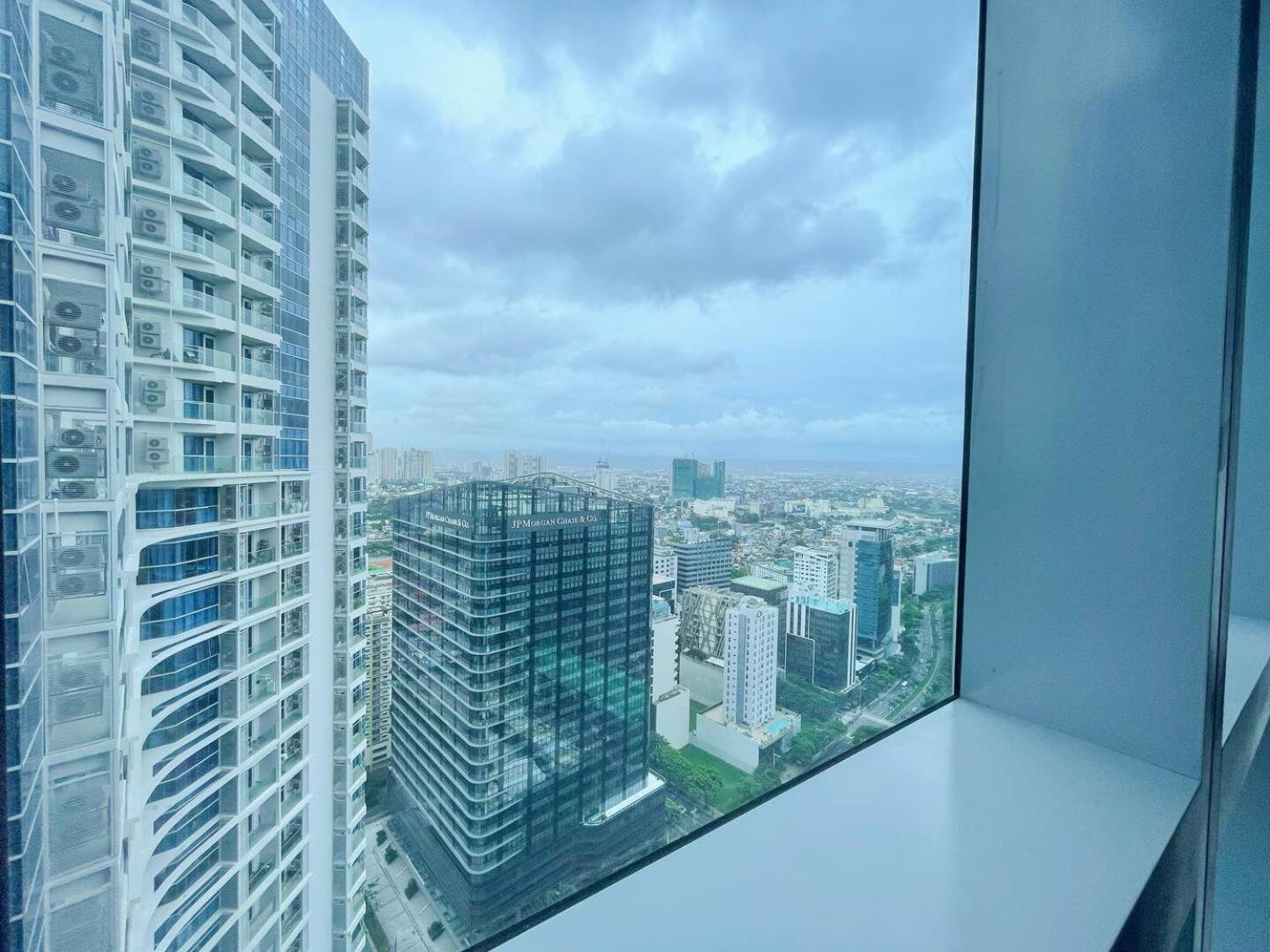Exclusive BGC Condo at Uptown Area #upt136d view 3