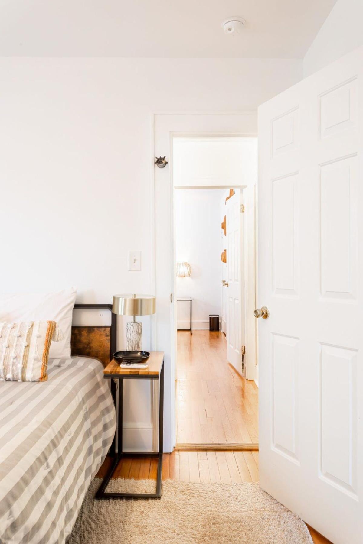 The Blue Sapphire 2BR 2 King beds & ample backyard view 2