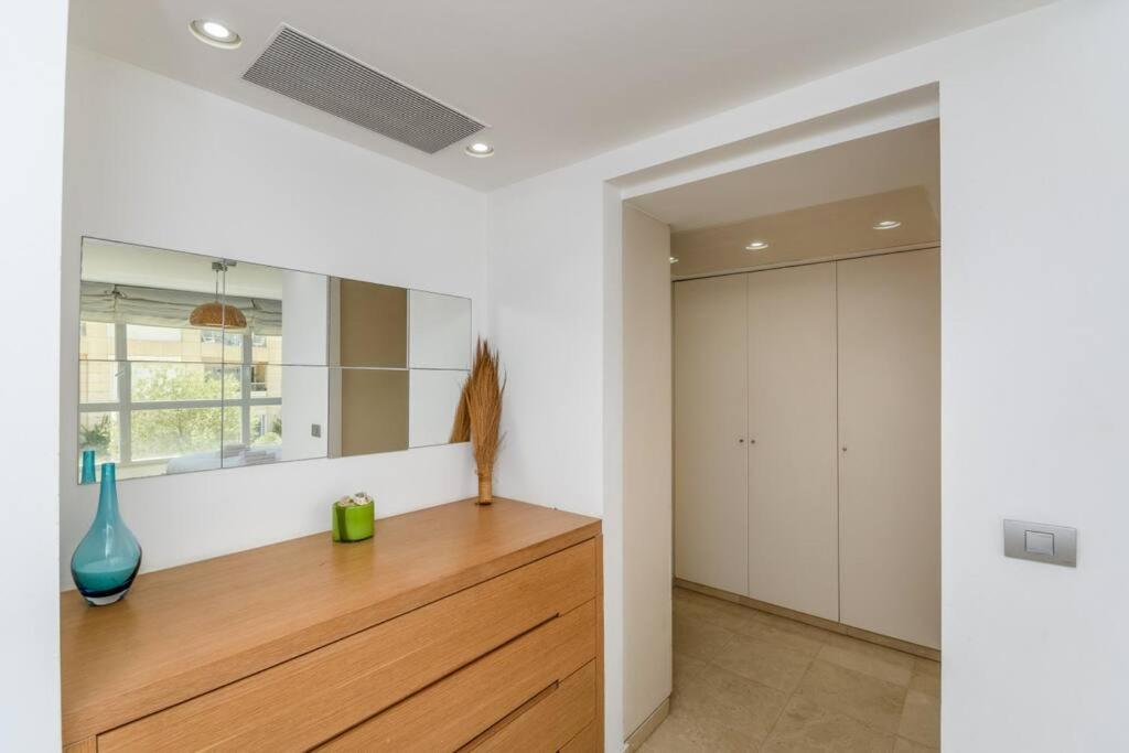 Magnificent 3BR-2BA in Marina Herzliya w Pool view 2