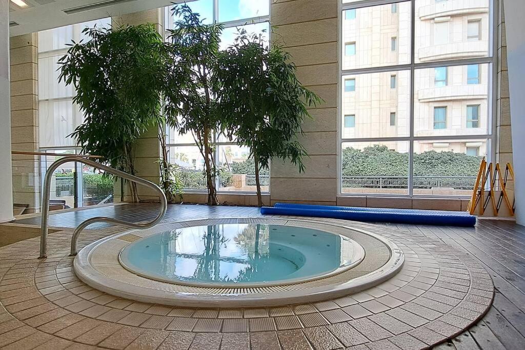 Magnificent 3BR-2BA in Marina Herzliya w Pool view 3