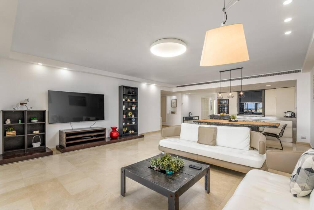 Magnificent 3BR-2BA in Marina Herzliya w Pool view 4
