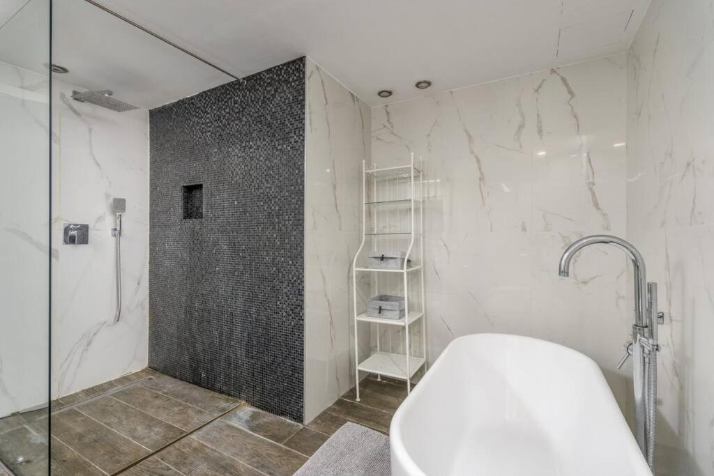 Magnificent 3BR-2BA in Marina Herzliya w Pool view 5