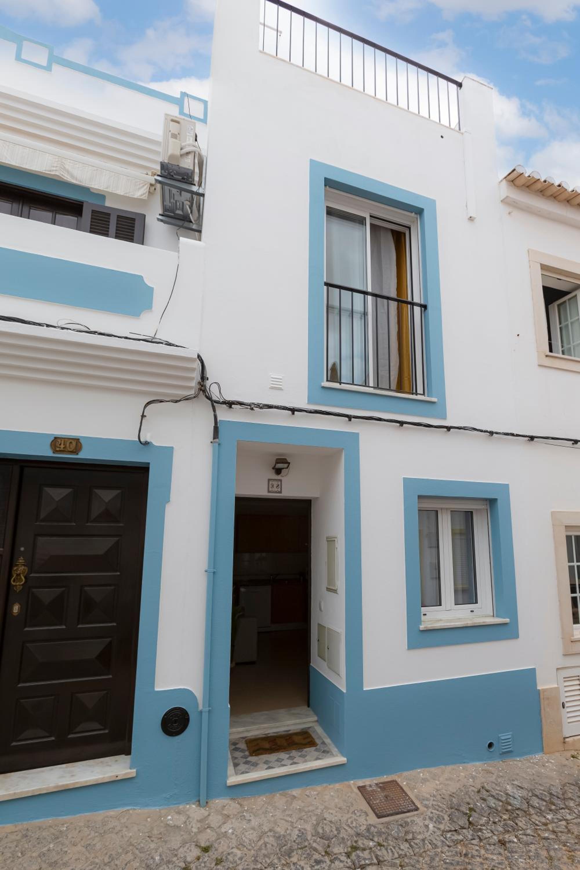 Chez Oasis Lagos - Charming Central by the Beach view 2