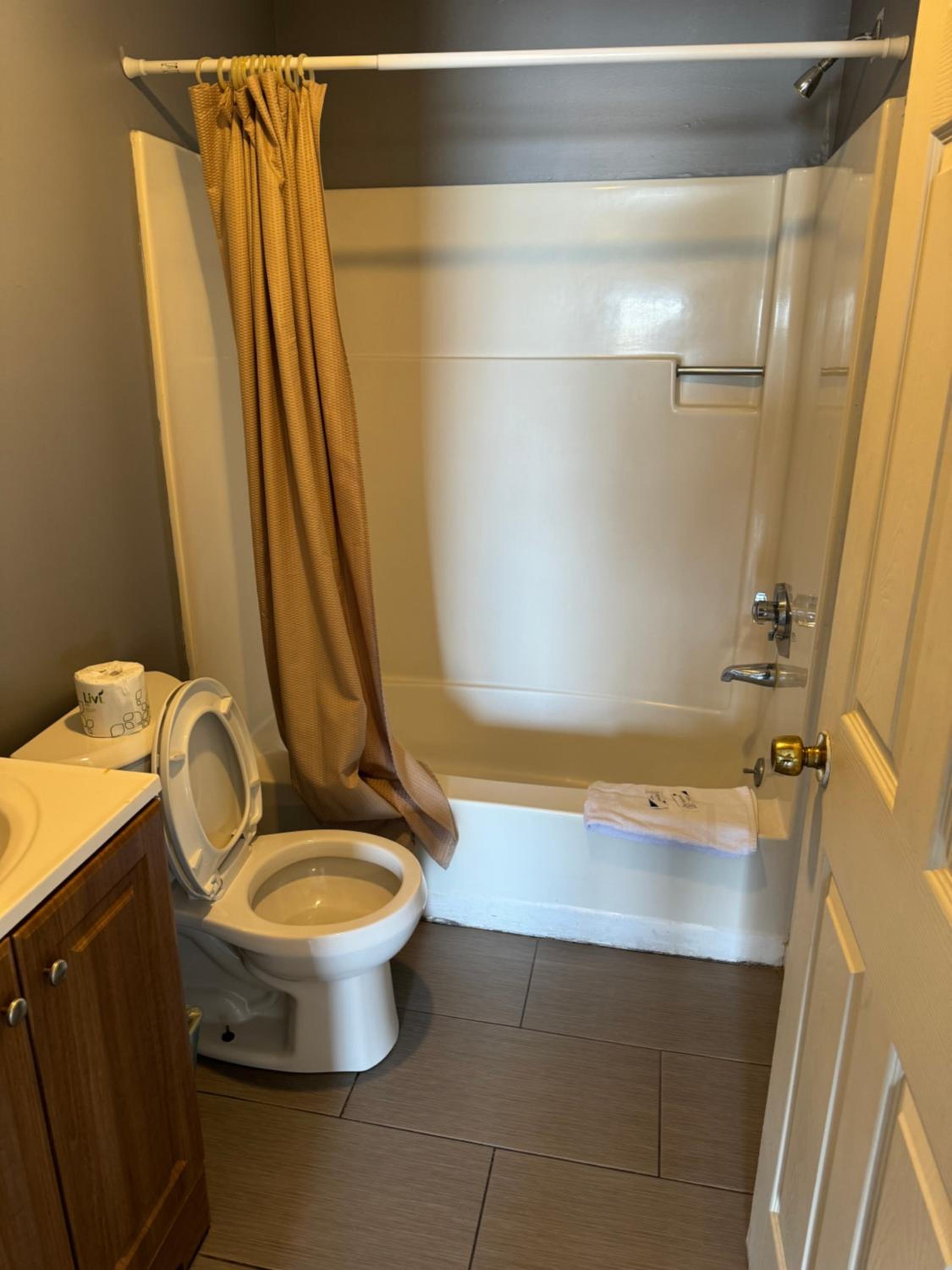 12 Ashworth Ave suites - Property Image 5