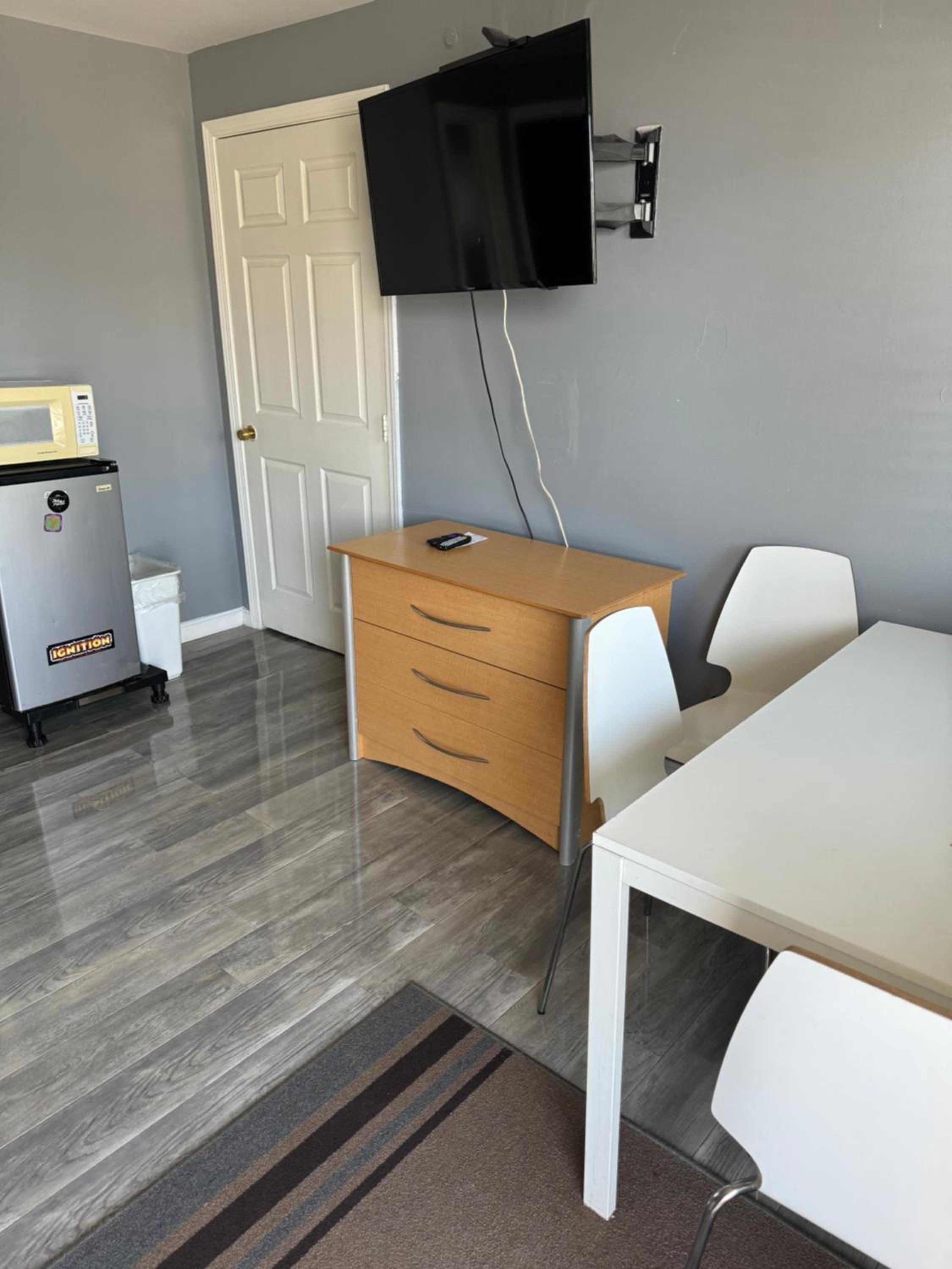 12 Ashworth Ave suites - Property Image 8