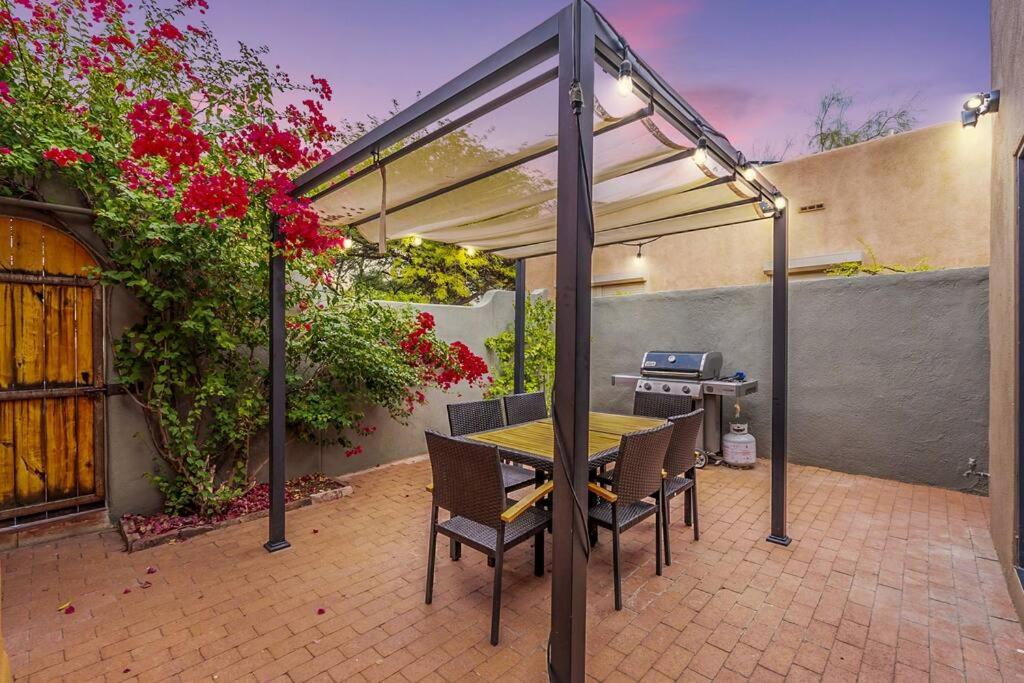 Historic 2BD Desert Home Near the UofA with Patio, BBQ - Low Summer Rates! view 3