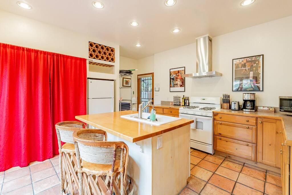Historic 2BD Desert Home Near the UofA with Patio, BBQ - Low Summer Rates! view 4