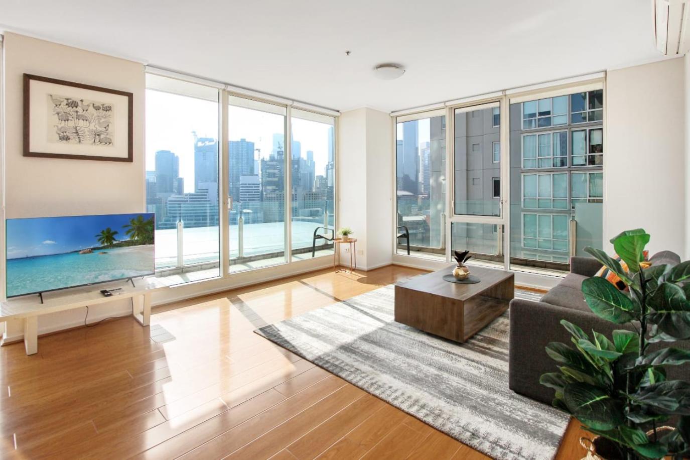 Spacious Living and Grand Views in Southbank