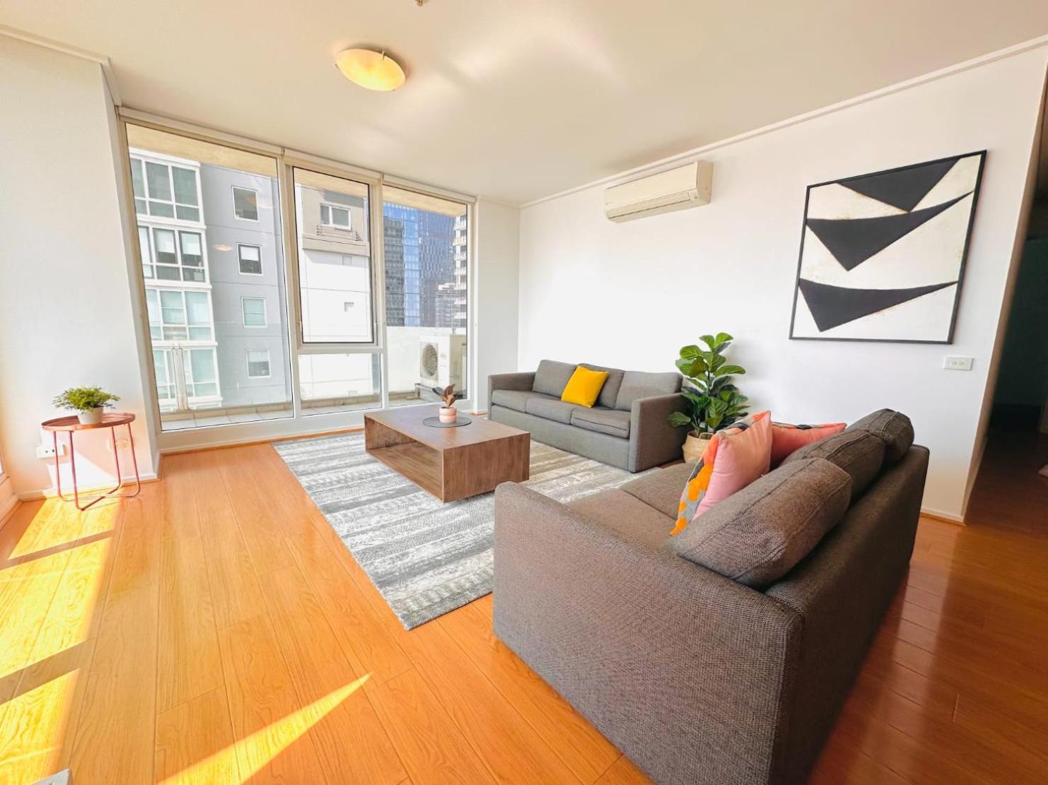 Spacious Living and Grand Views in Southbank