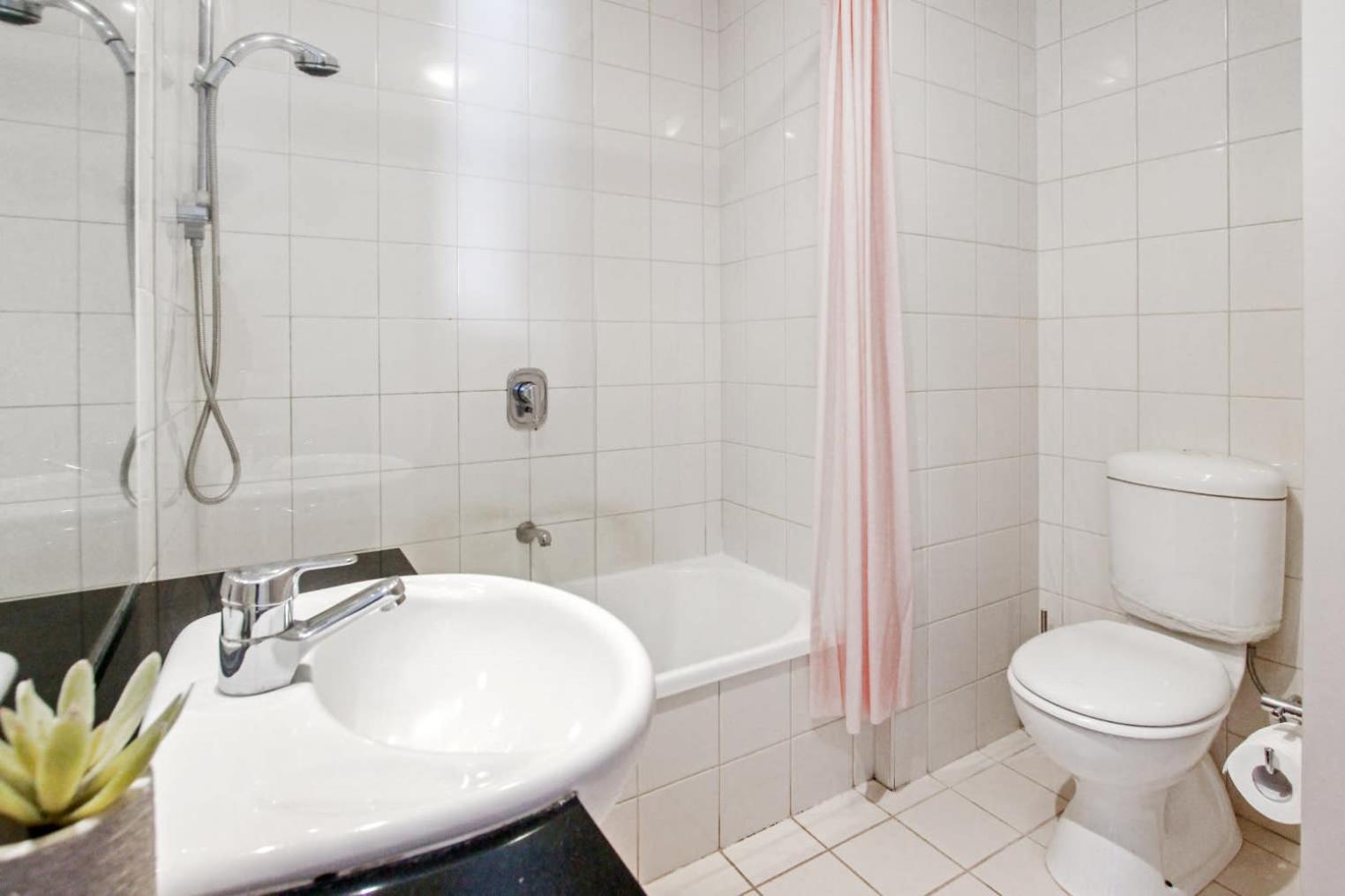 Spacious Living and Grand Views in Southbank