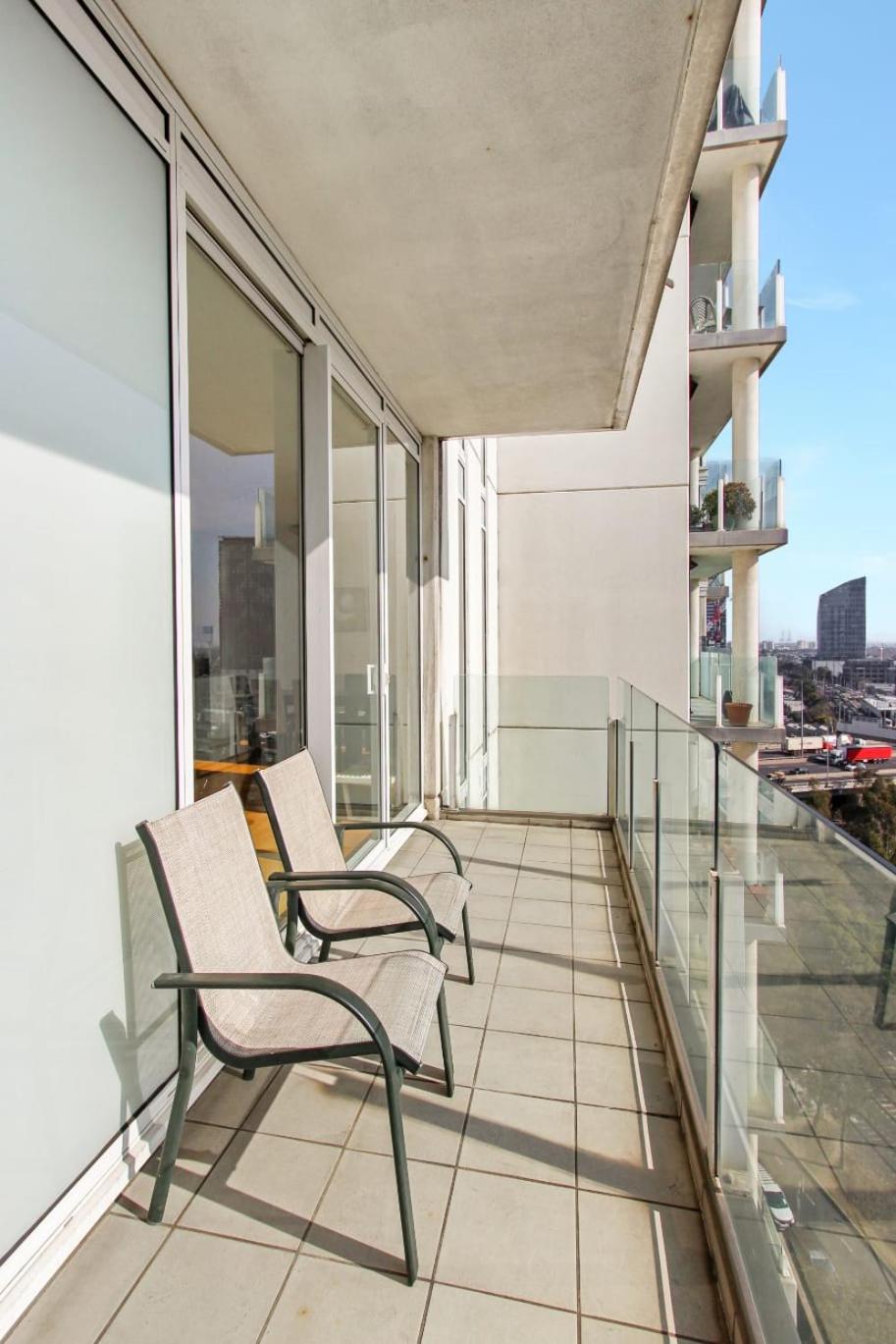 Spacious Living and Grand Views in Southbank
