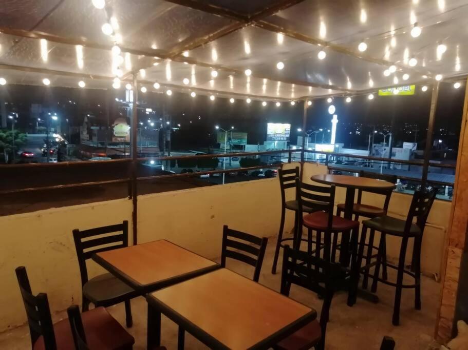 Hotel Encantador Estudio Céntrico con Terraza Privada - Image 1