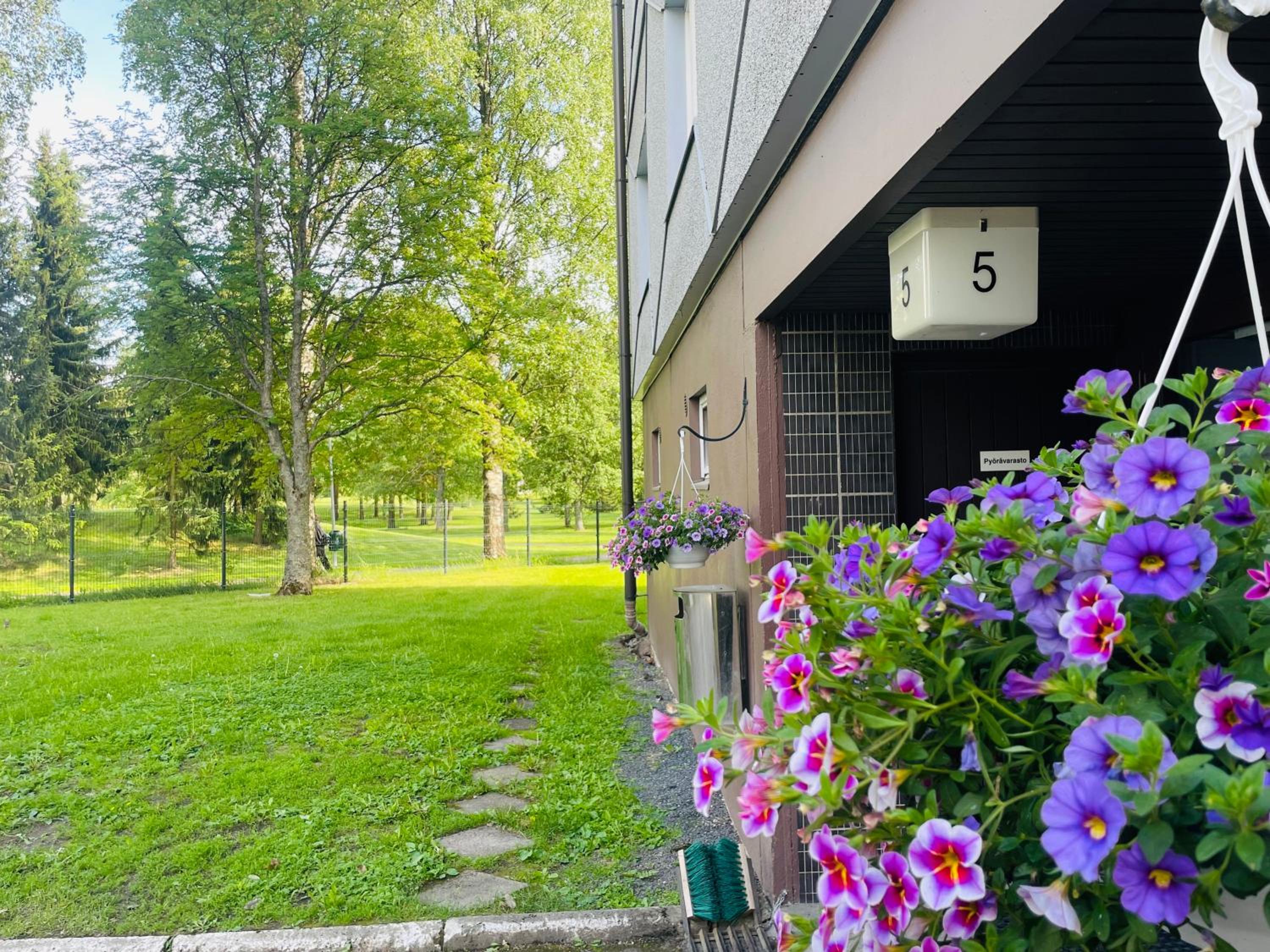 Tyylikäs kolmio puiston laidalla