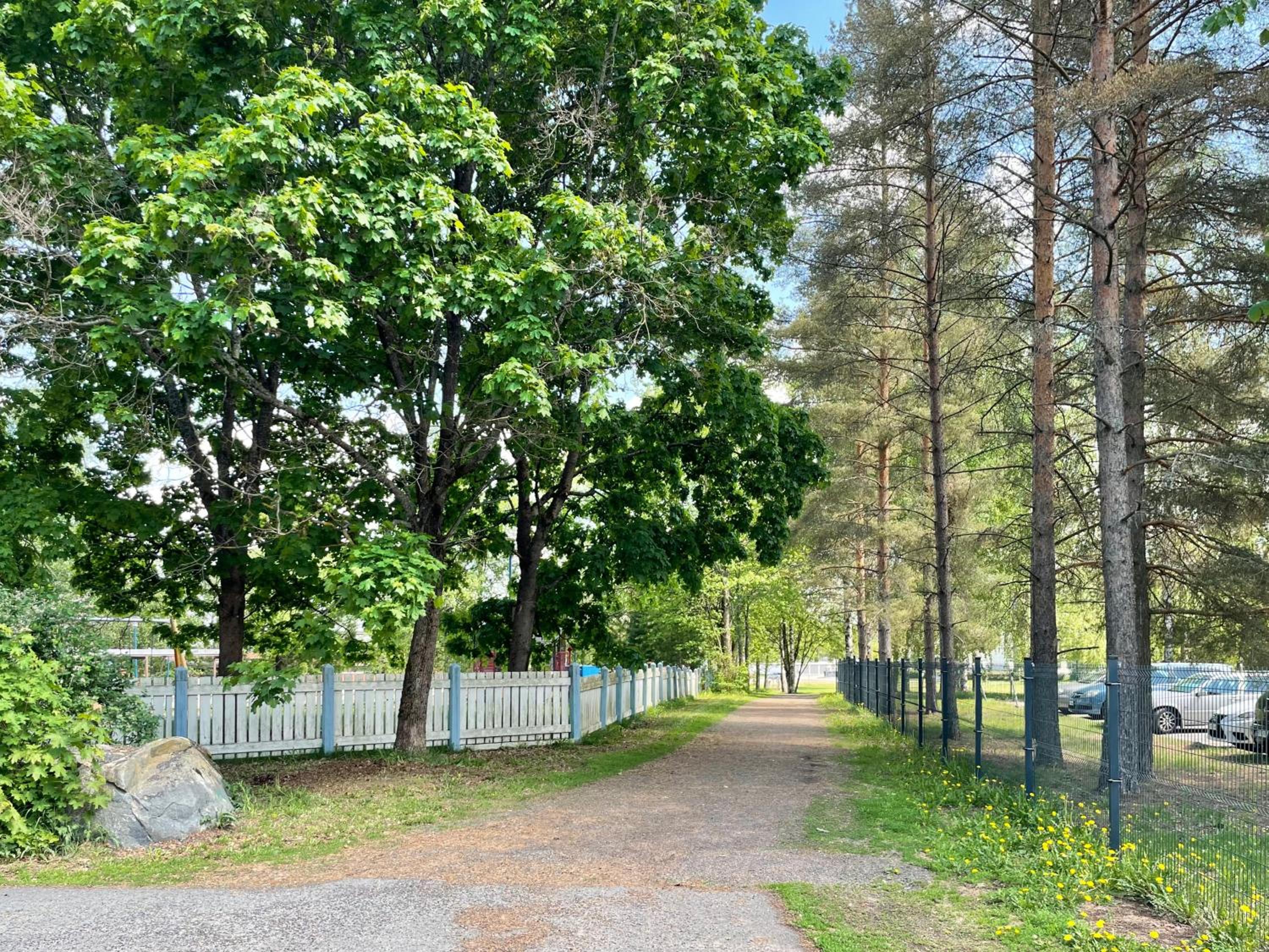 Tyylikäs kolmio puiston laidalla