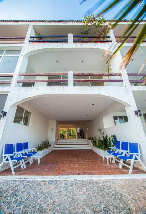 Caribbean sea front 2 BR 2 BA - Ground Floor- Large Pool -Seaweed-Free Beach view 5