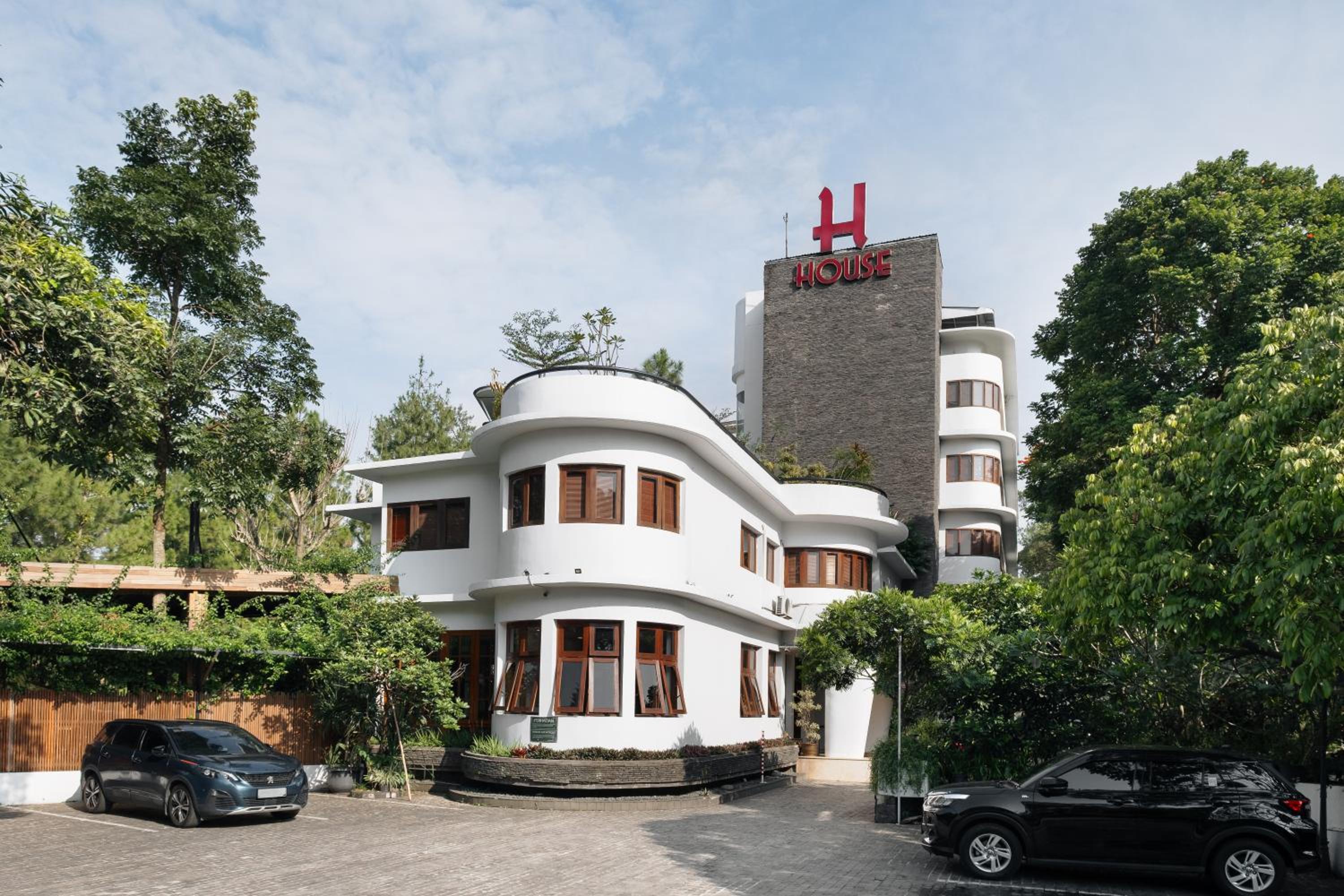 Hotel House Sangkuriang - Image 1