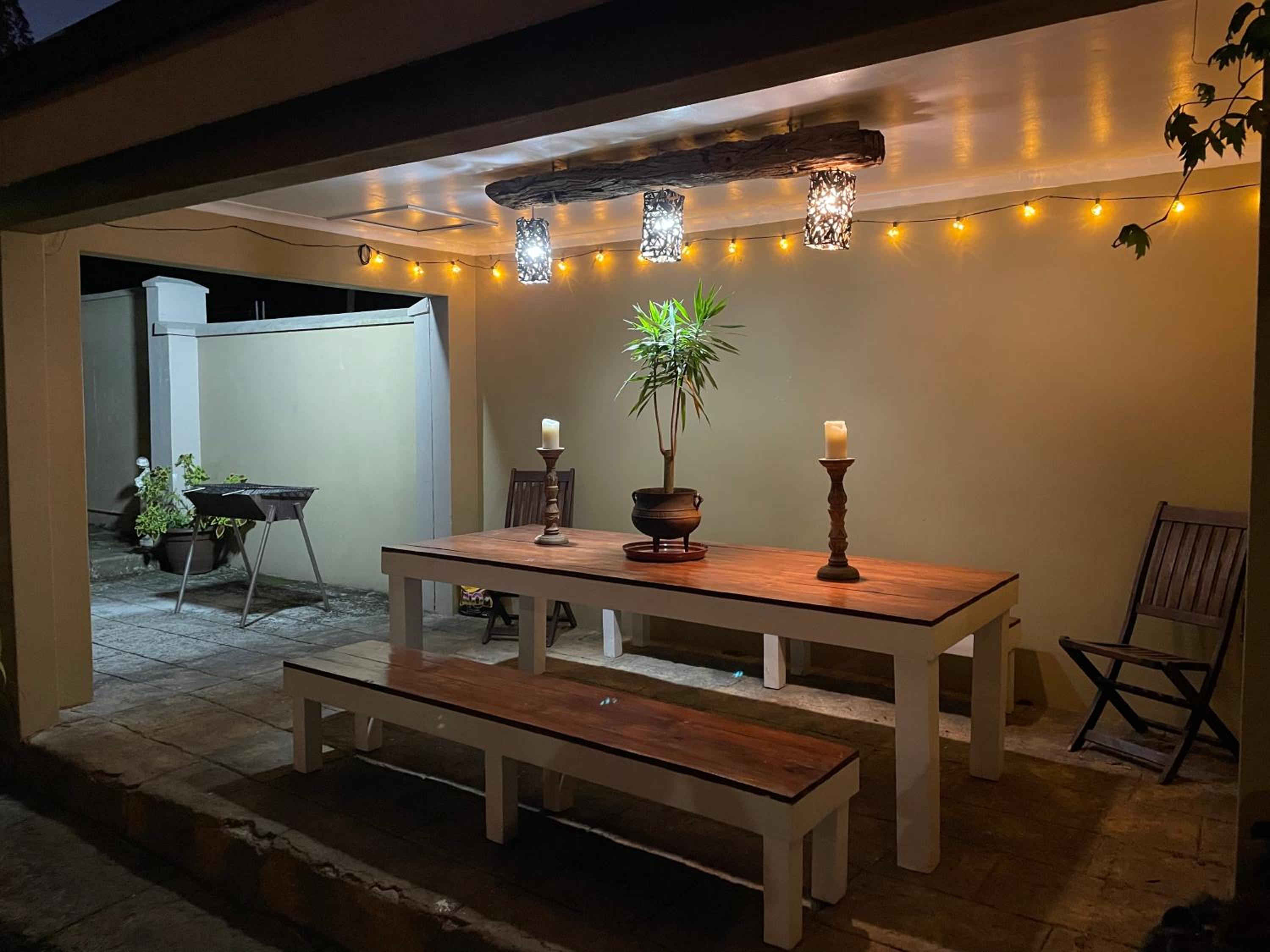 OAK HOUSE, Entire holiday home, Self catering, fully equipped, double storey, 3 bedroom, 2 bathroom, outside entertainment, Braai area, 300sqm home view 5