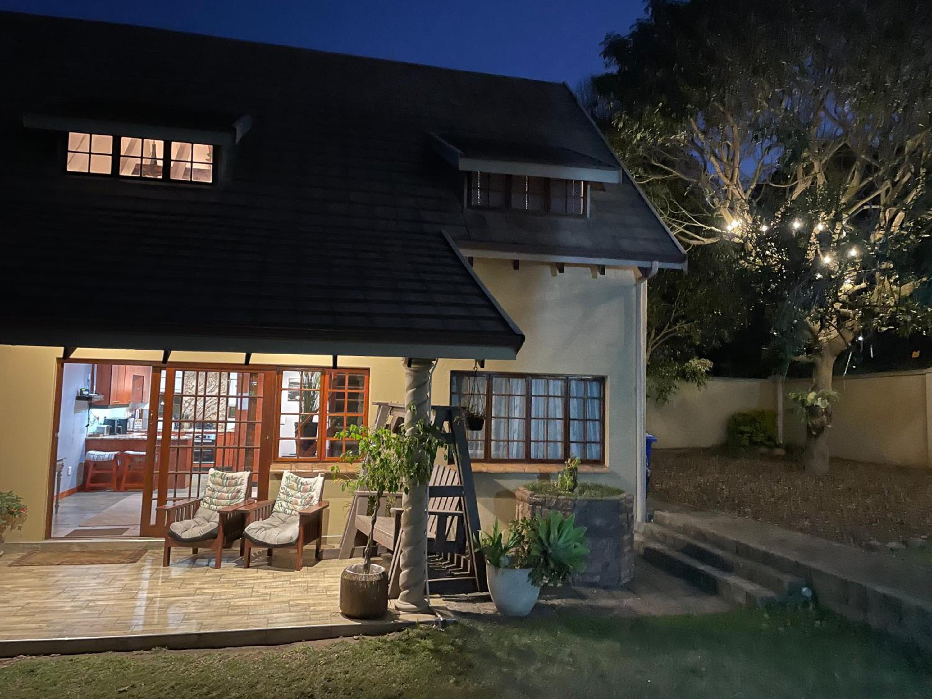 OAK HOUSE, Entire holiday home, Self catering, fully equipped, double storey, 3 bedroom, 2 bathroom, outside entertainment, Braai area, 300sqm home view 4