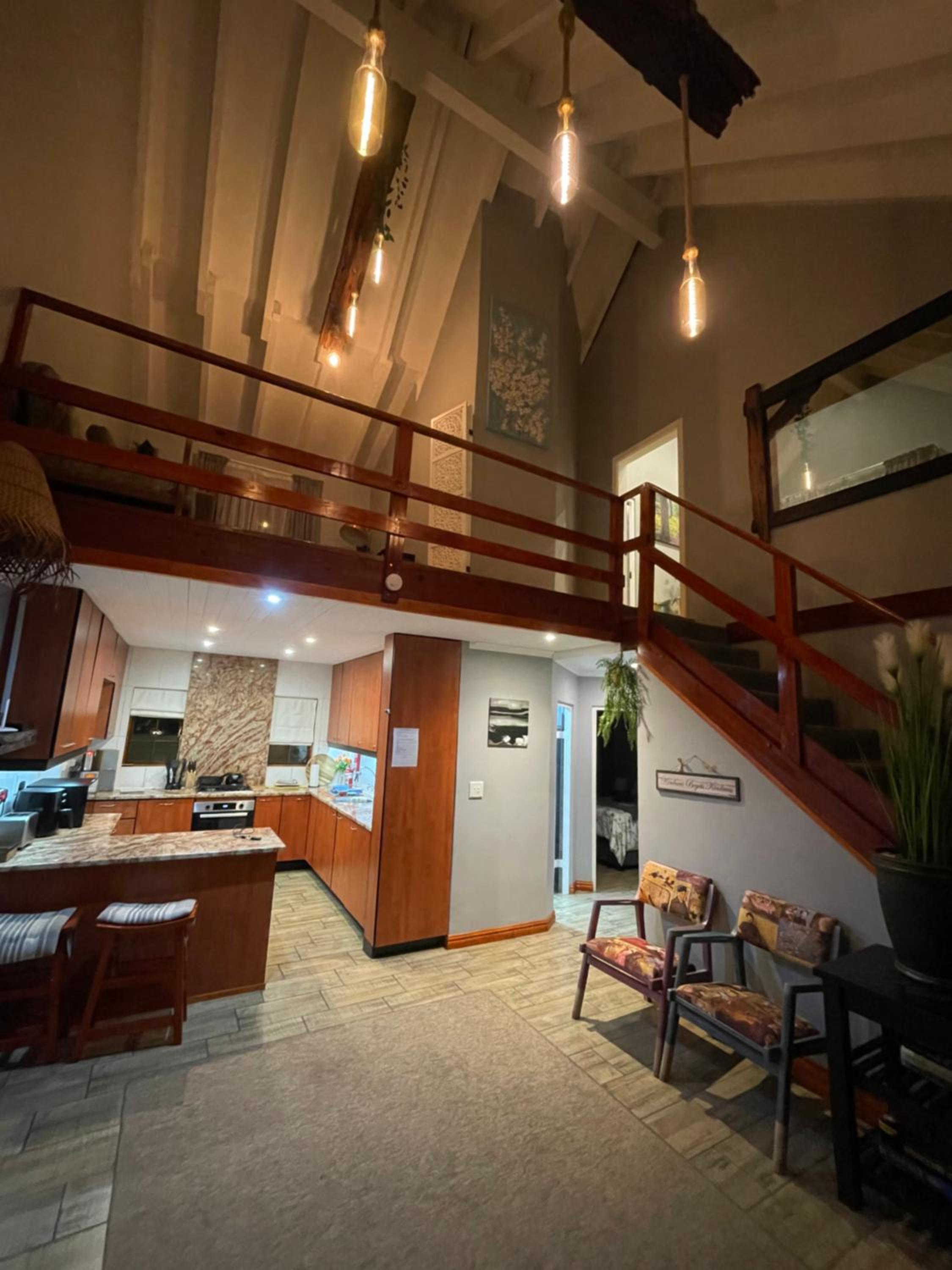 OAK HOUSE, Entire holiday home, Self catering, fully equipped, double storey, 3 bedroom, 2 bathroom, outside entertainment, Braai area, 300sqm home view 3