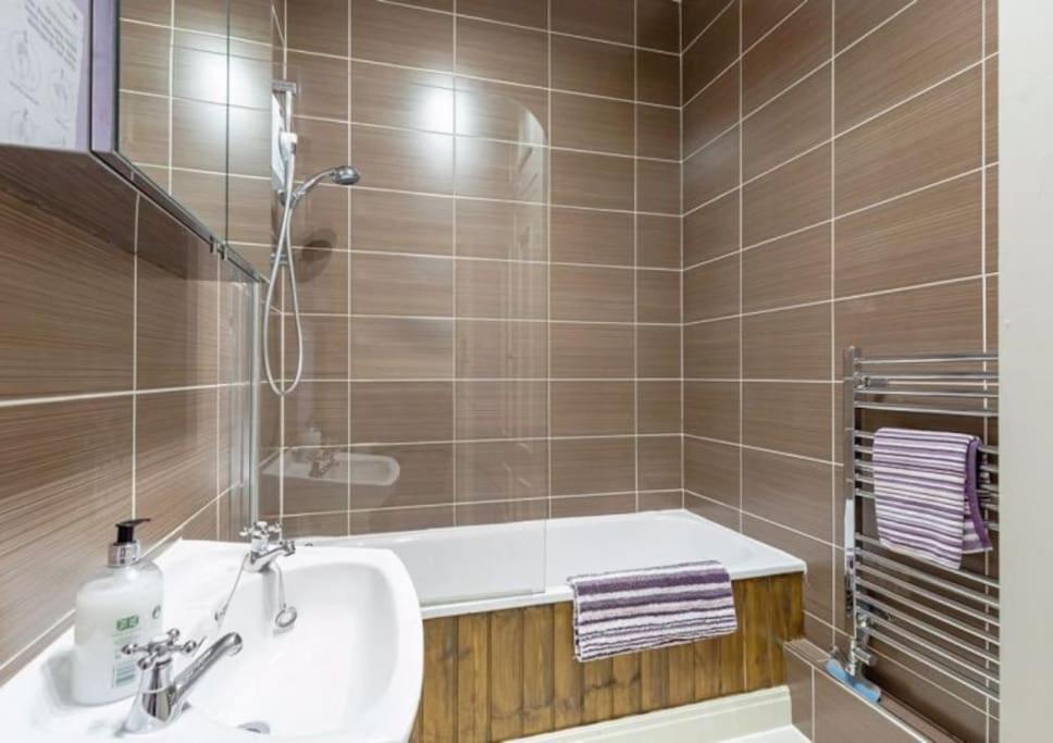 Anglers Cottage - Spacious Grade II Listed Cottage view 2