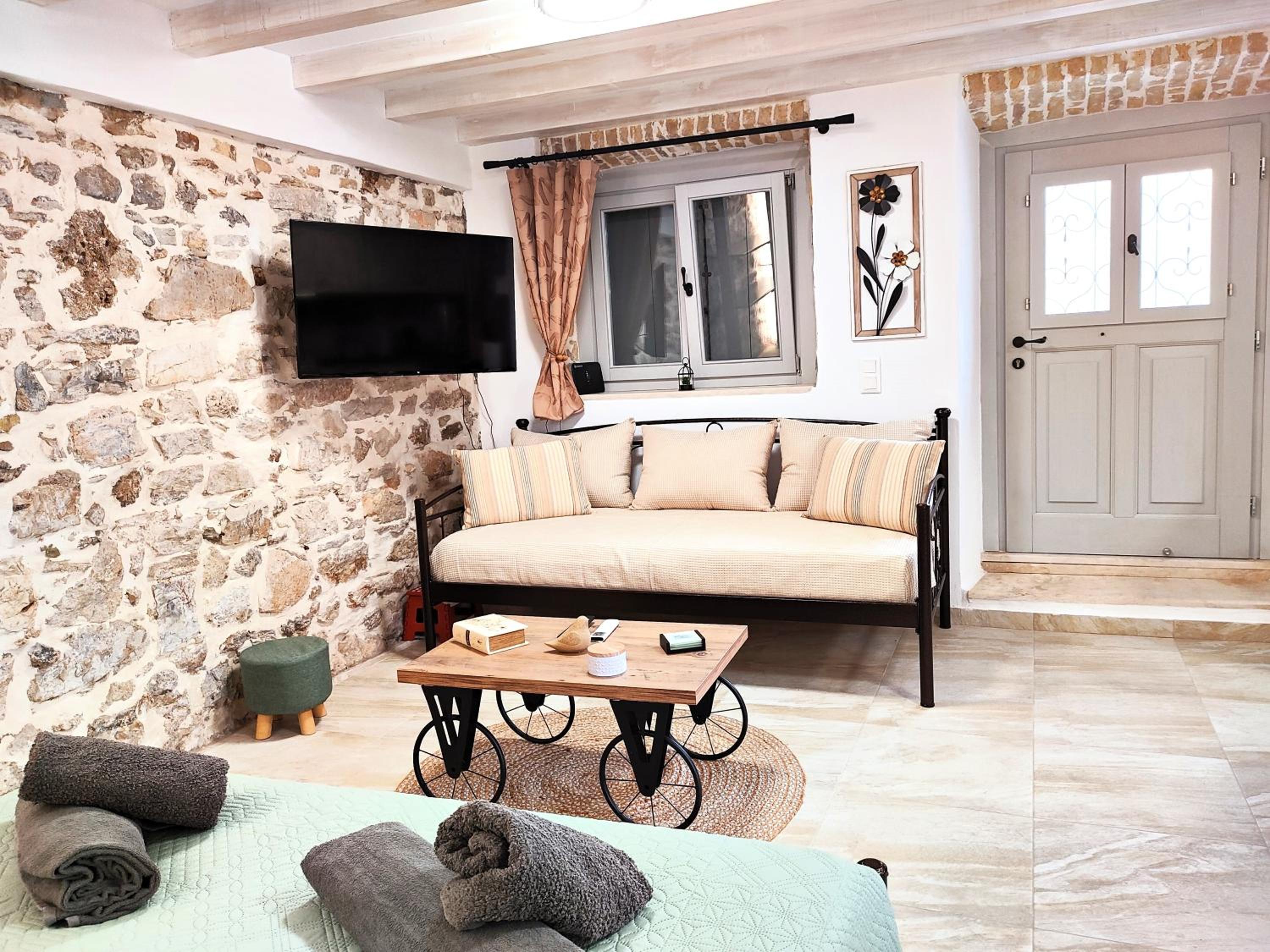 Akis House Mantouki