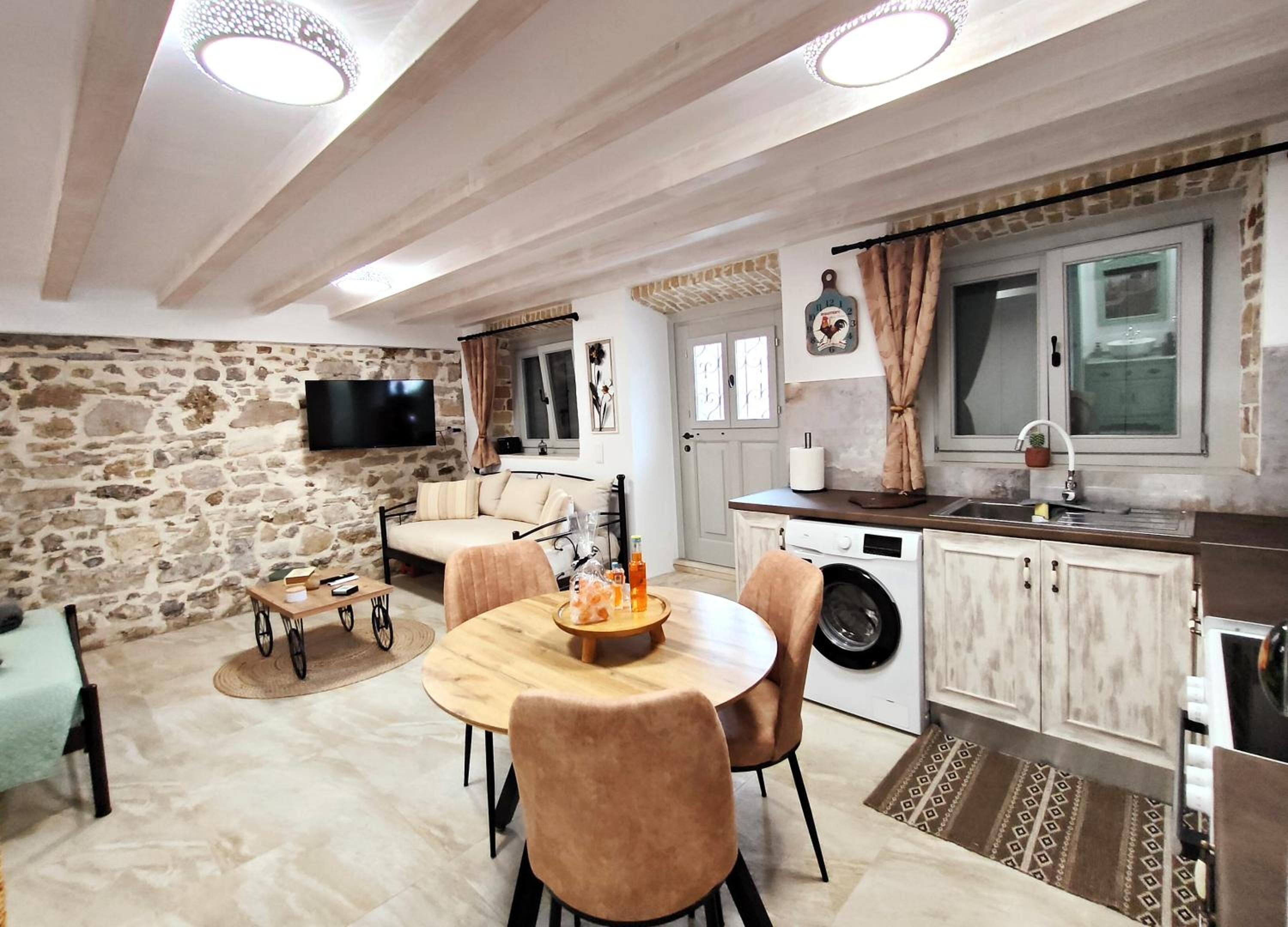 Akis House Mantouki