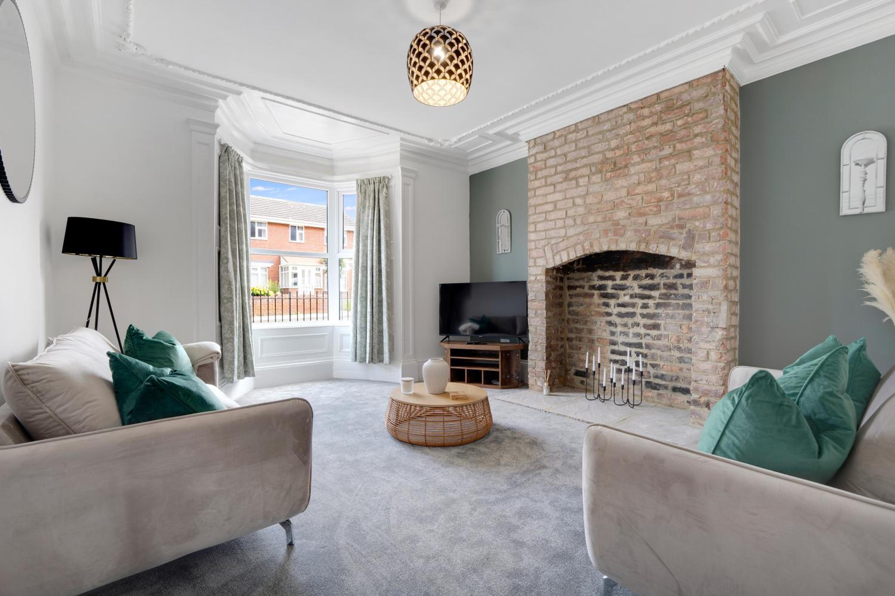NEW! Stunning 4 Bedroom Home in South Shields by Stay With Us, Perfect for Families & Contractors!, FREE Parking! view 2